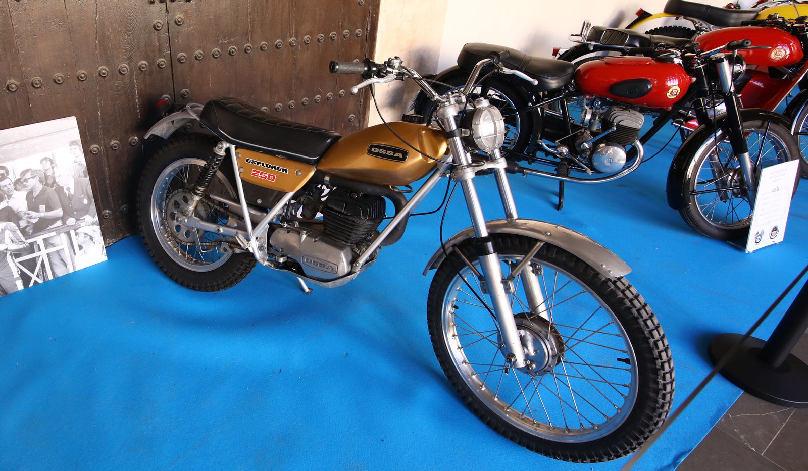 Imágenes de la ' Exposición de Motos Clásicas' en los Claustros