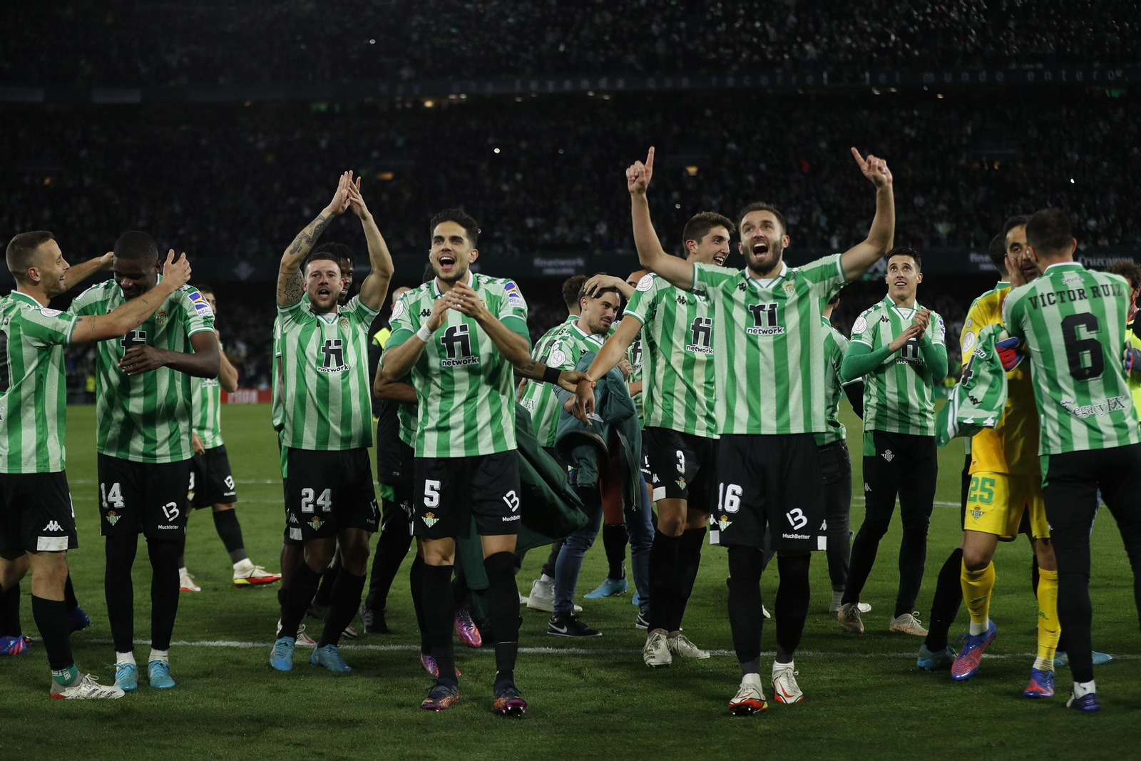 Los jugadores béticos celebran su clasificación para la final de la Copa del Rey.