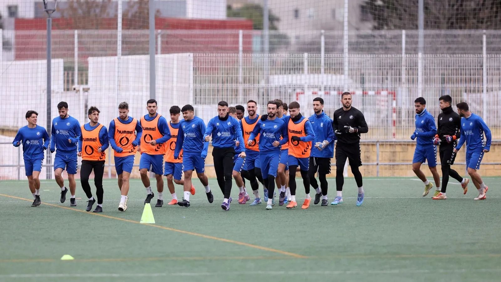 Los jugadores del Xerez DFC han regresado este sábado a los entrenamientos en La Granja con bastante frío.
