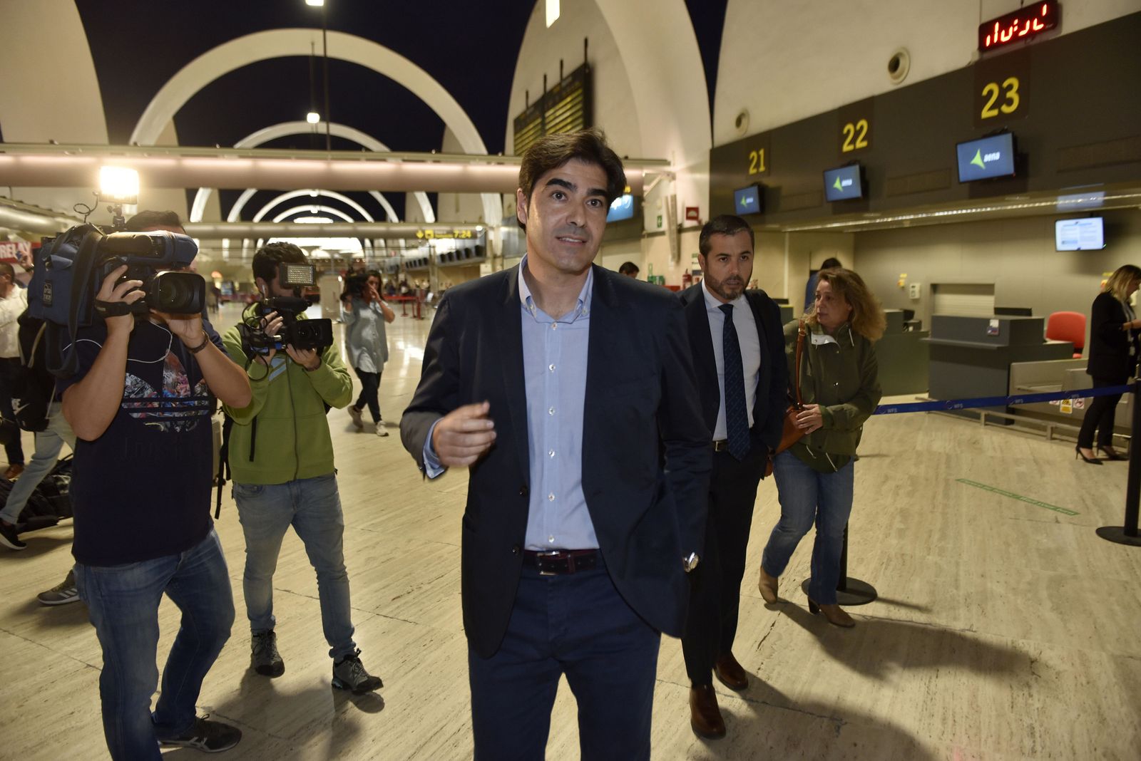 Las imágenes del Betis saliendo hacia Milán