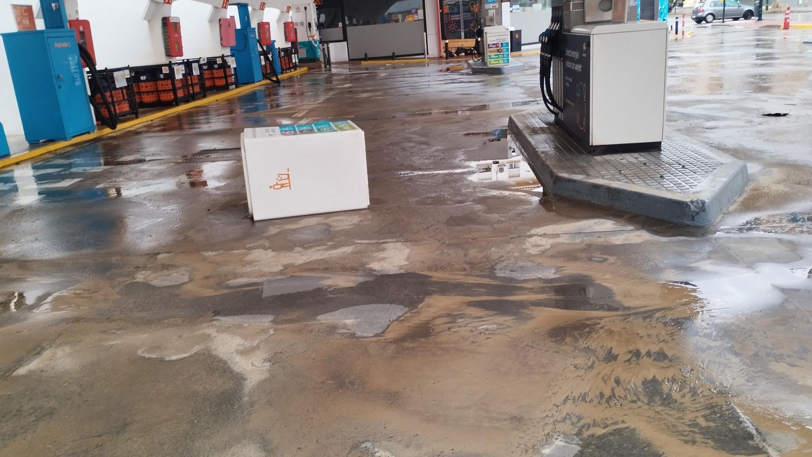 Zona de surtidores de la gasolinera Alaska con restos del barro de la riada. Zona de surtidores de la gasolinera Alaska con restos del barro de la riada.