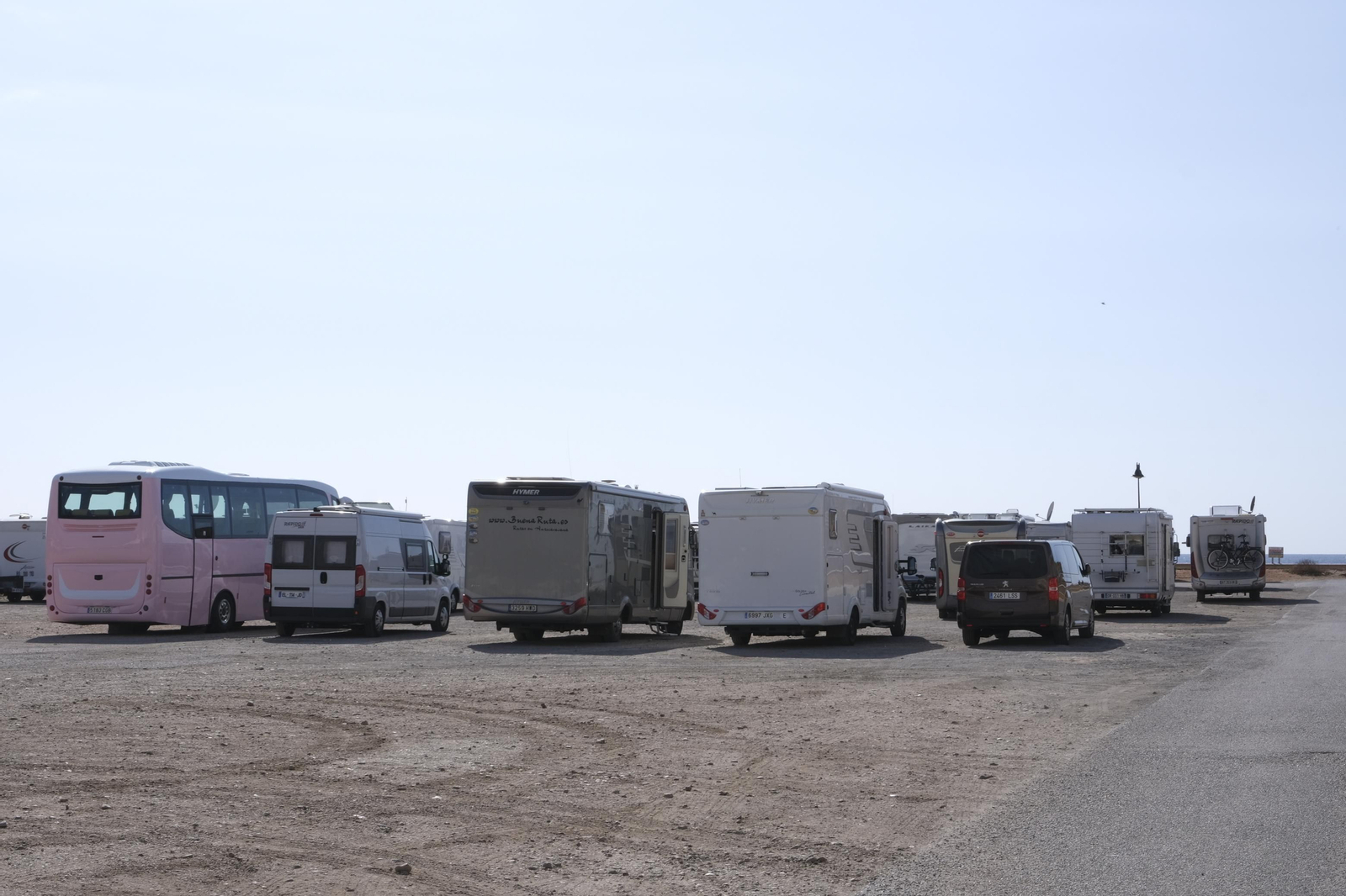 Imágenes de las autocaravanas estacionadas en Cabo de Gata.