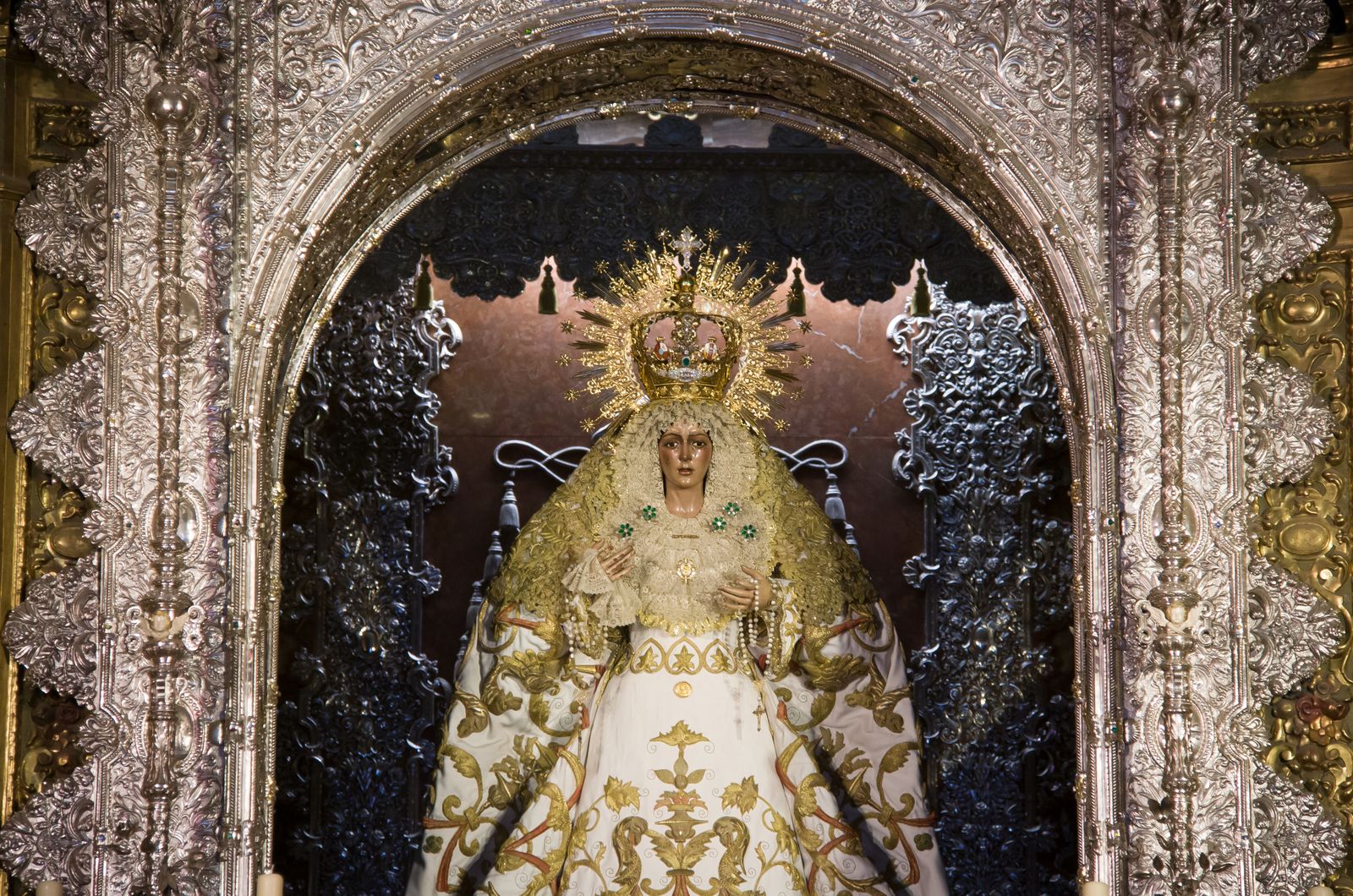 La Macarena se viste de blanco para la Pascua de Resurrección