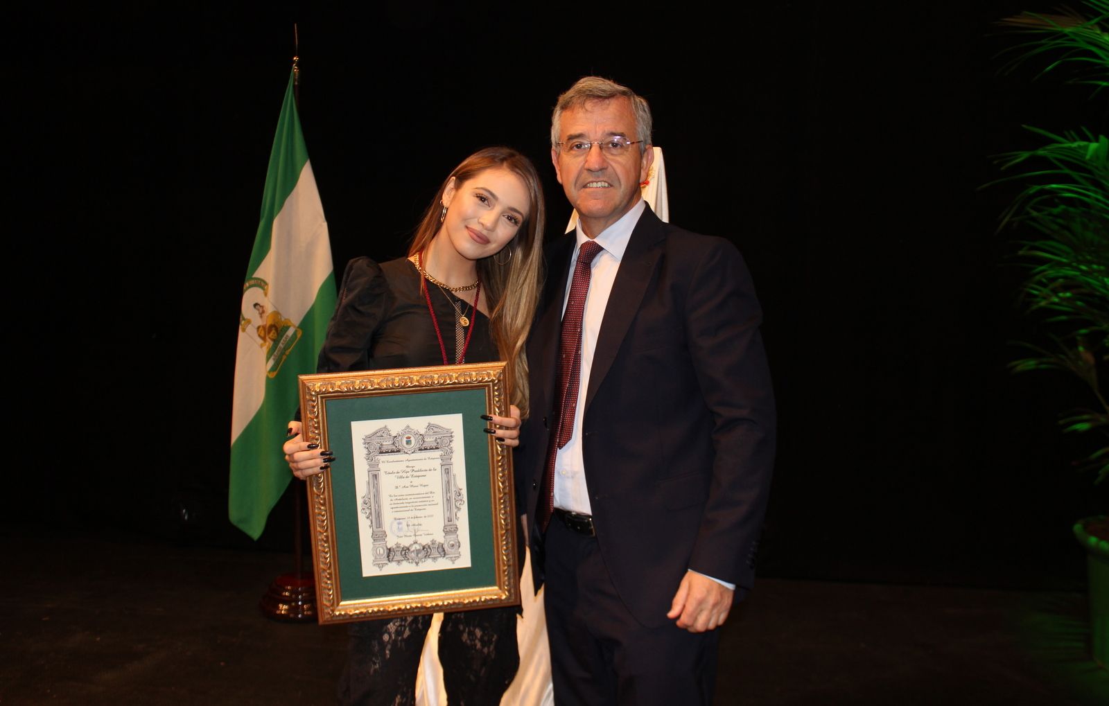 La artista local, Ana Mena, y el alcalde de Estepona, José María García Urbano.