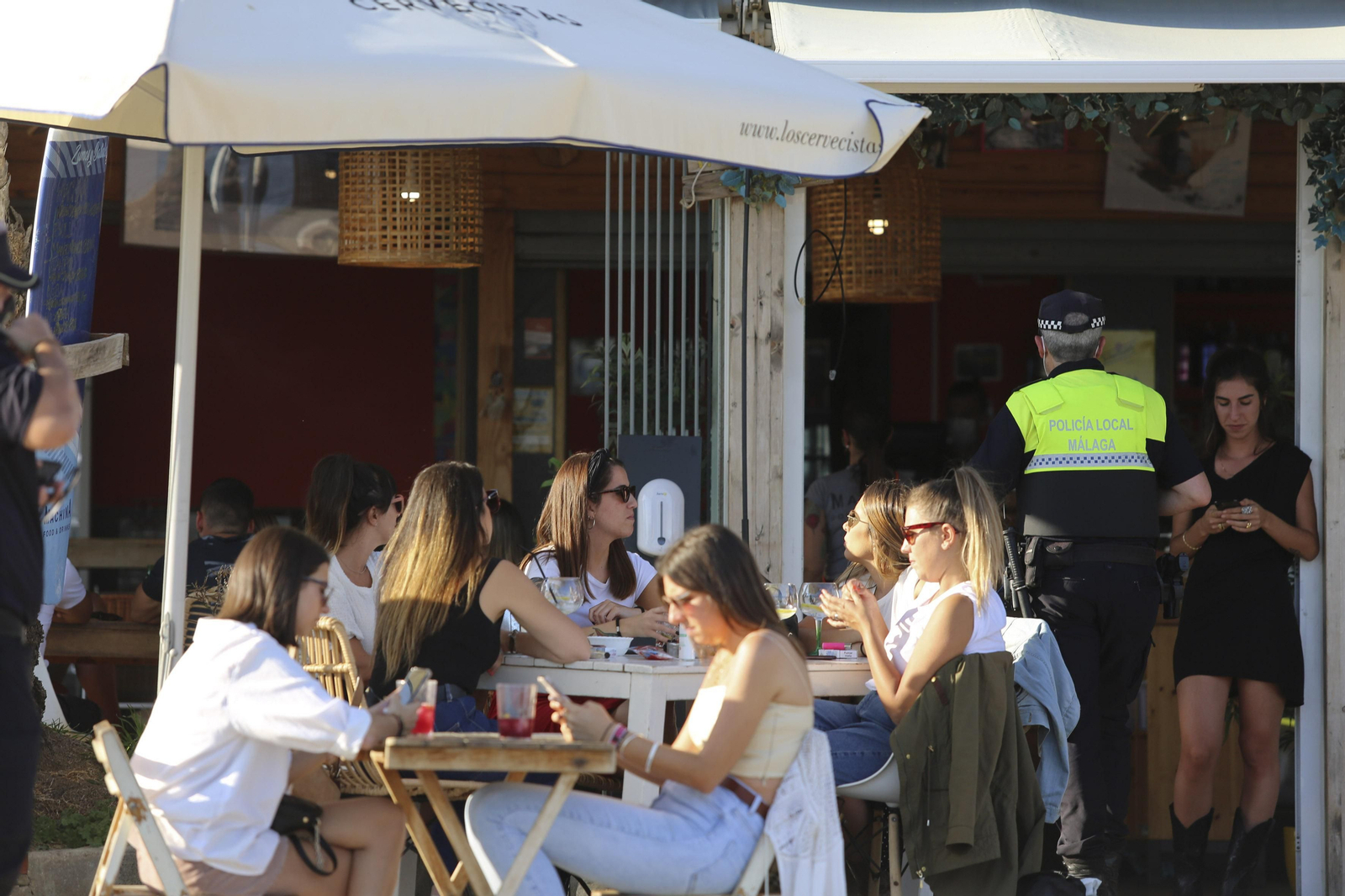 Las fotos del refuerzo policial en Pedregalejo ante su masificación