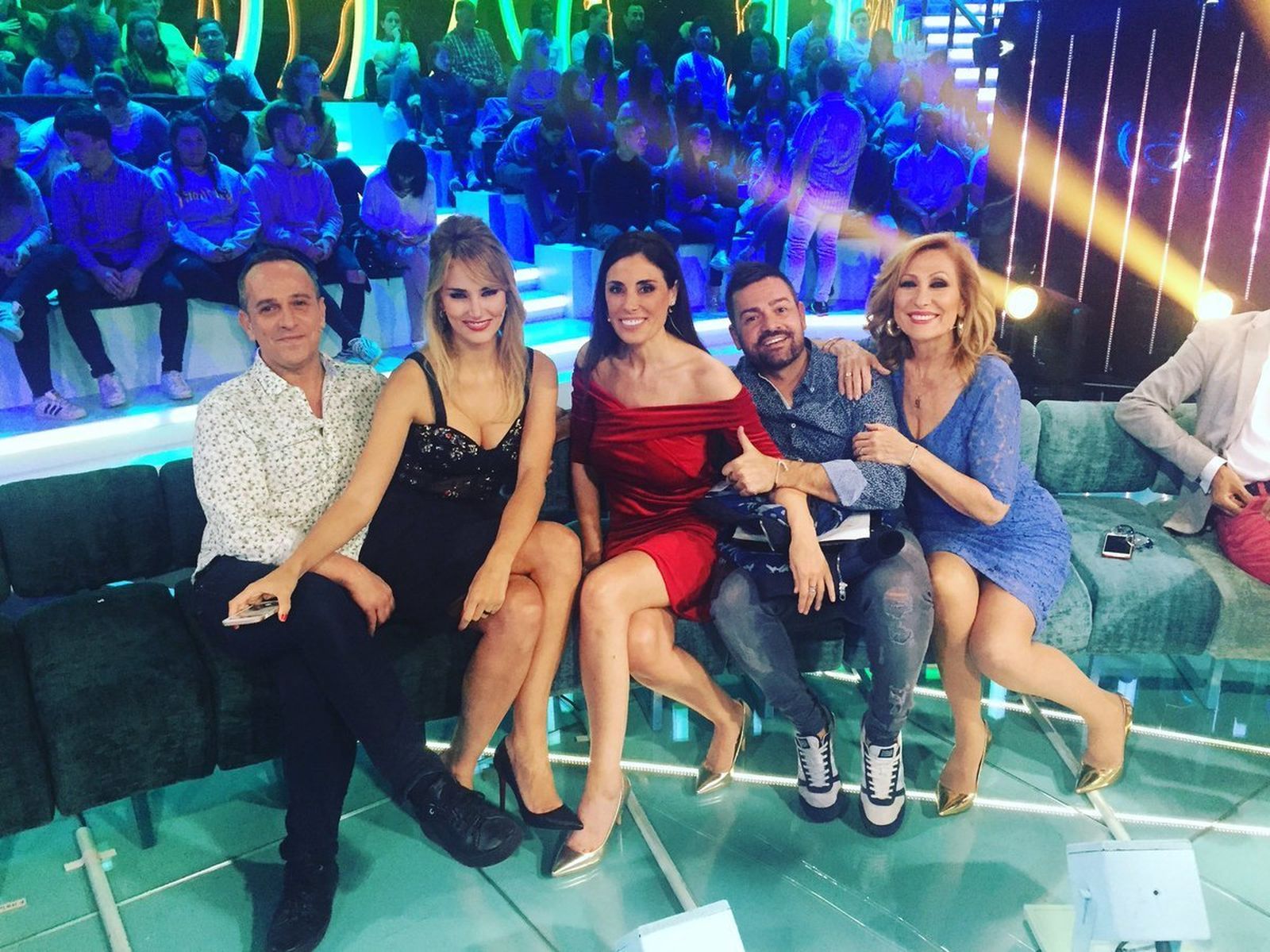 Isabel Rábago, en el centro, durante una gala de 'Supervivientes' en 2015, con Víctor Sandoval y Rosa Benito.