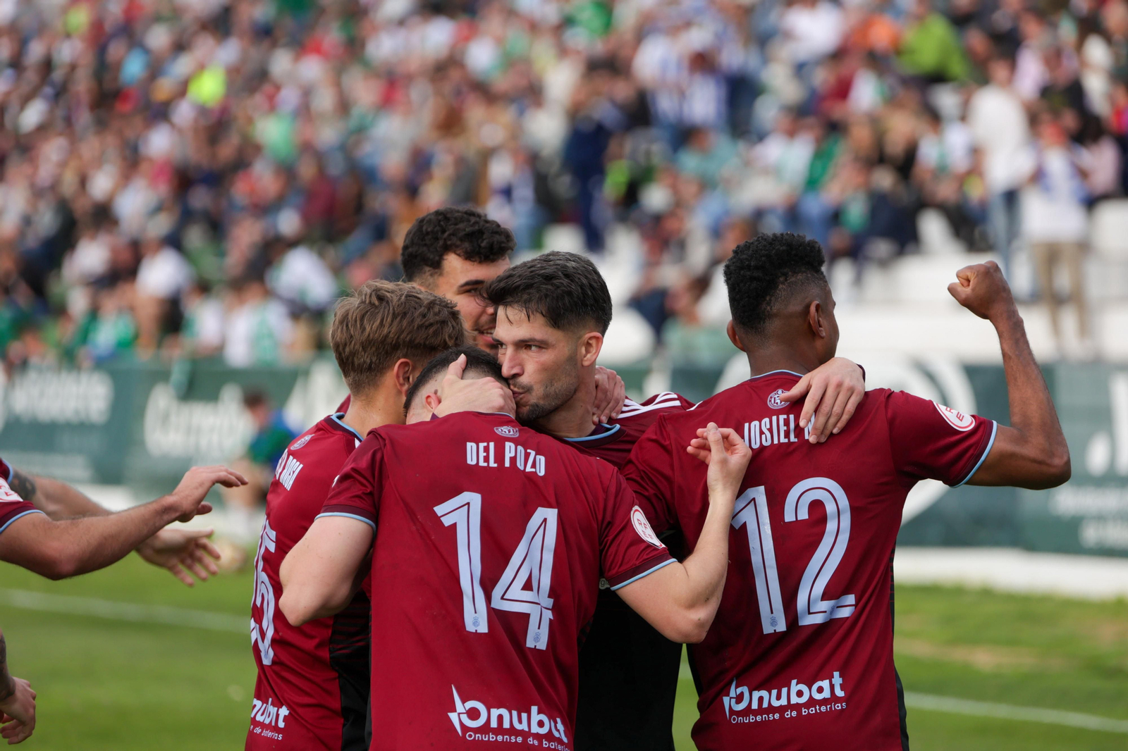 Caye Quintana celebra su gol al Antequera junto a sus compañeros.