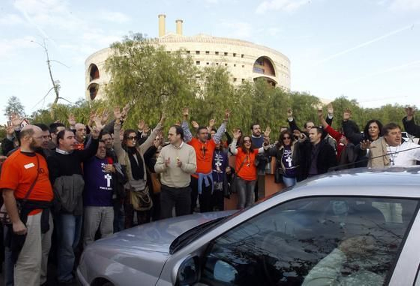 Los funcionarios se manifiestan en Torretriana para protestar ante la reunion con los sindicatos. 

Foto: Antonio Pizarro