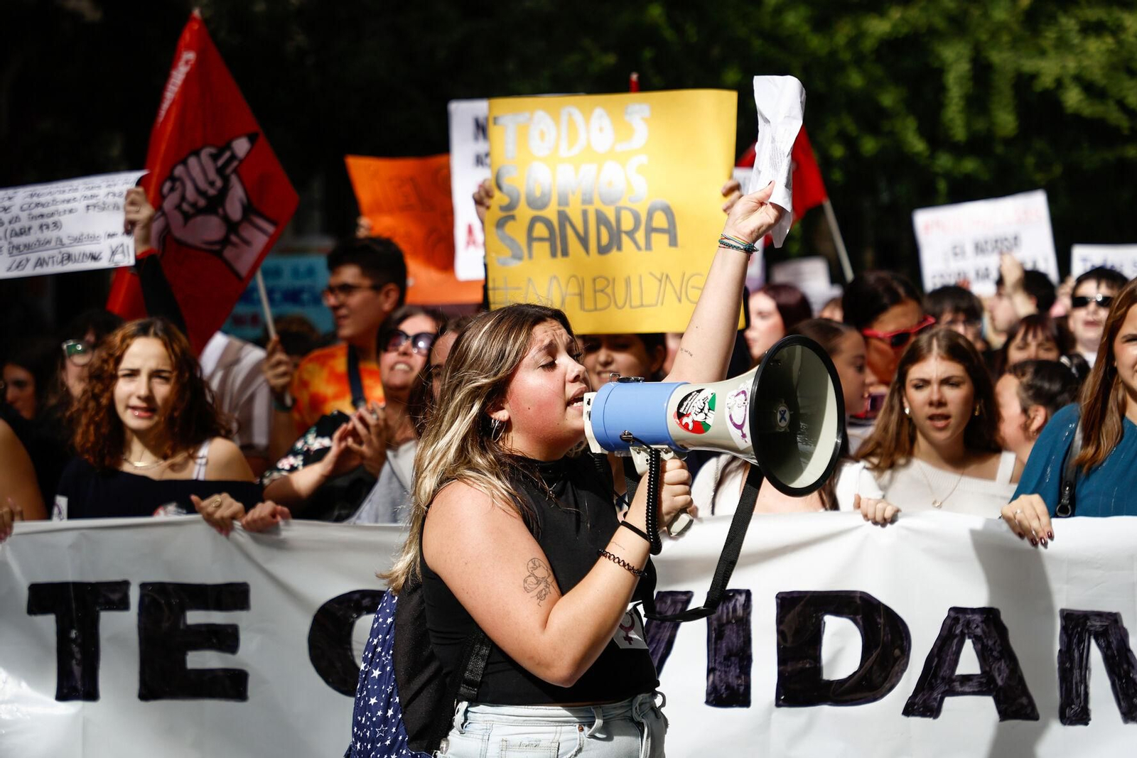 Unas 3.000 personas se manifiestan contra el acoso escolar en Granada: las imágenes