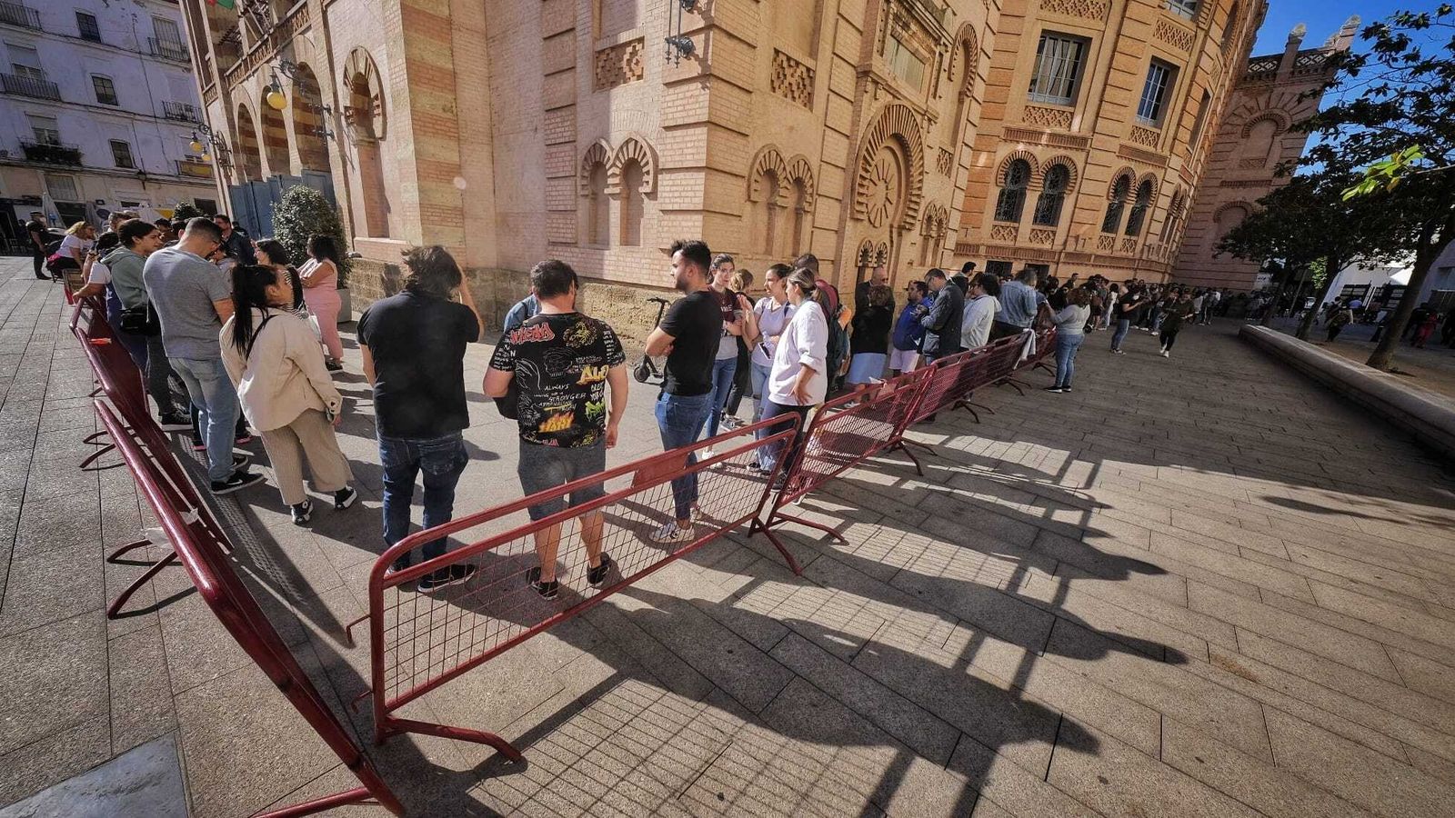 Colas en el Teatro Falla en la mañana de este martes.