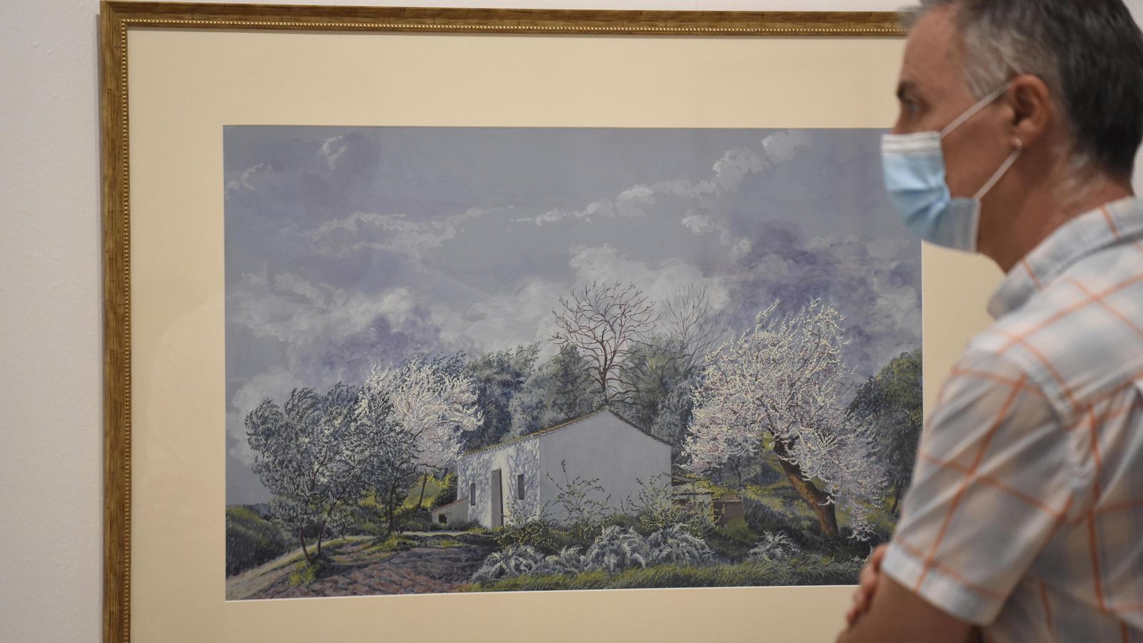 Un espectador ante una de las piezas de Cristóbal.