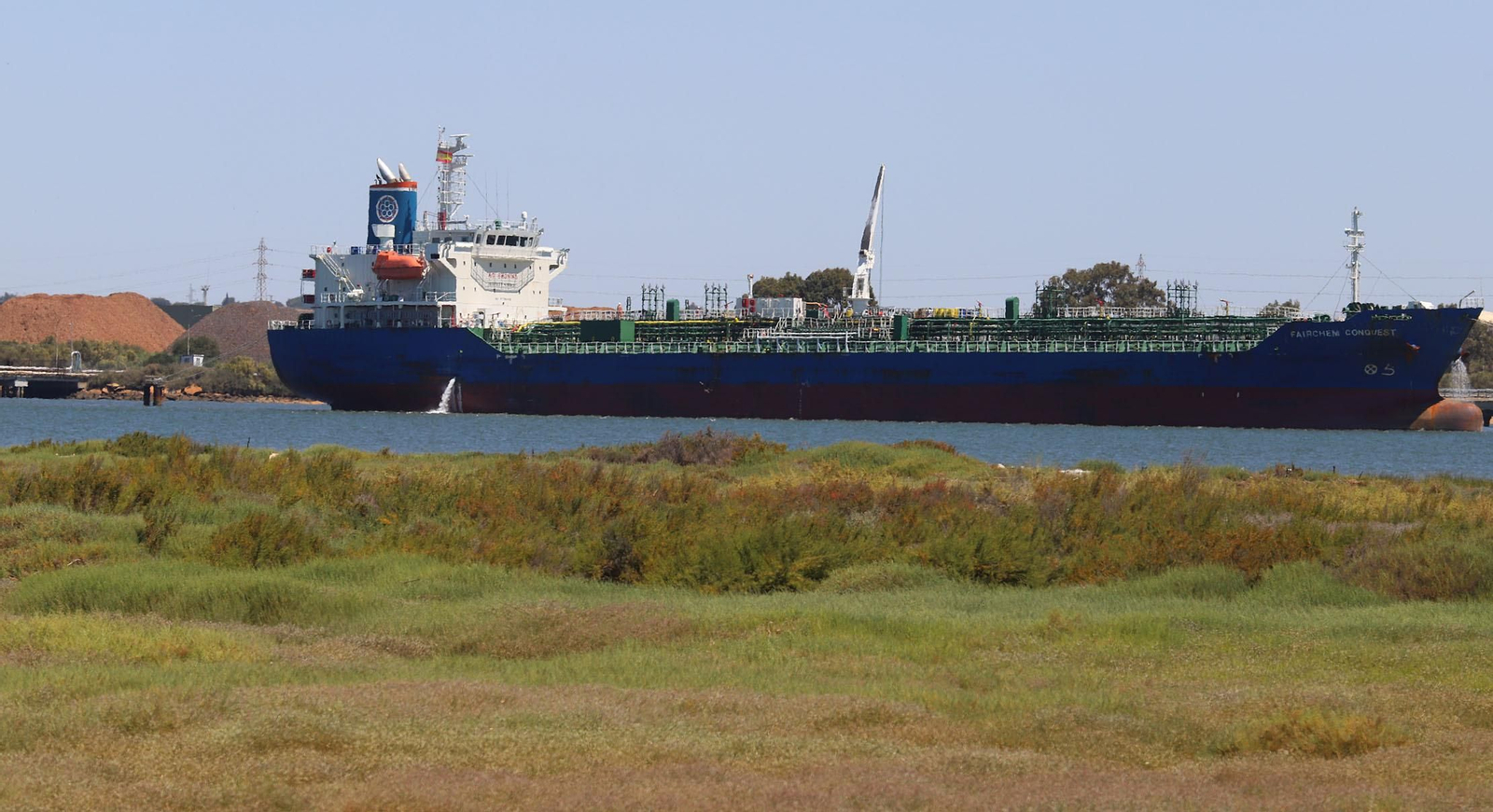 Uno de los buques amarrados al muelle del Puerto Exterior de Huelva.