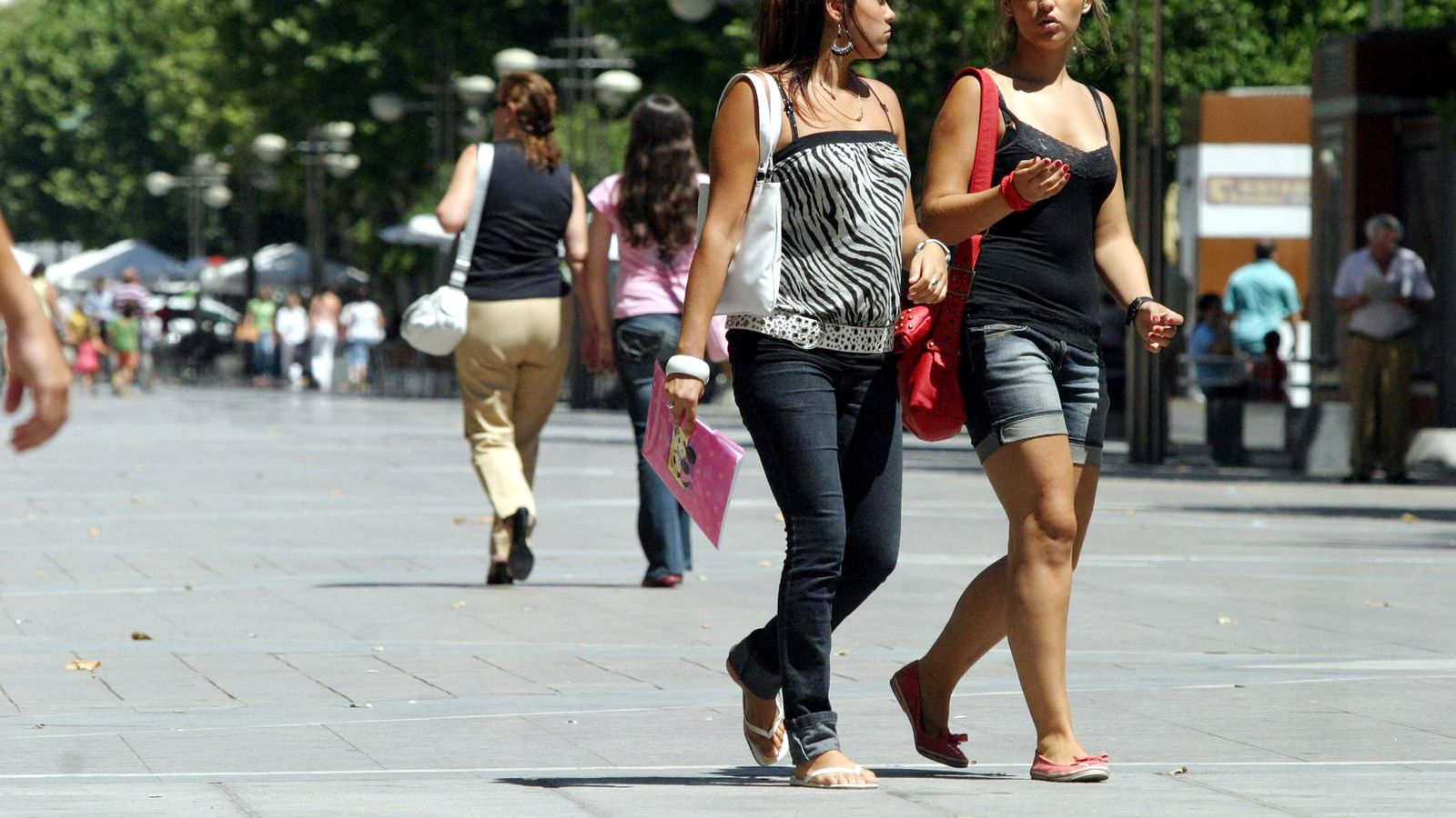 Calzado de adultos demasiado plano.