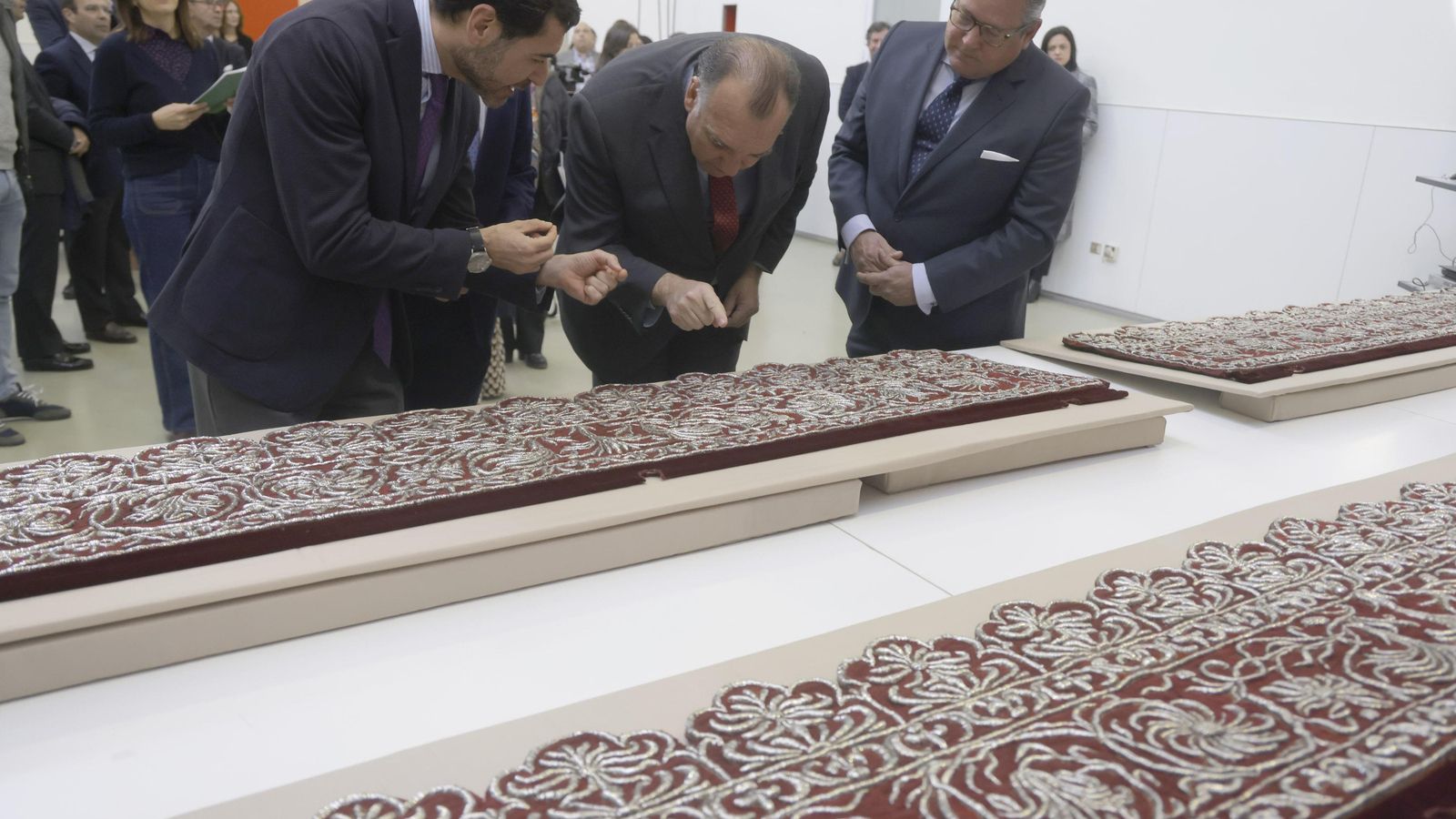 Antonio Bernal y Gonzalo Pérez de Ayala atienden a las explicaciones de los técnicos del IAPH.