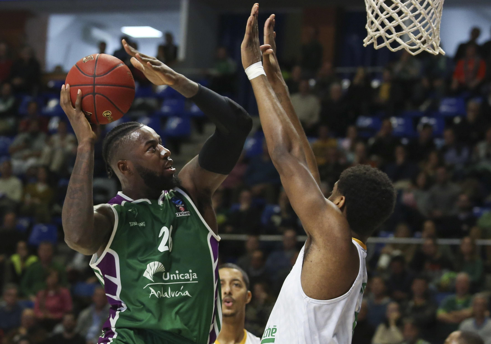 Mathias Lessort ataca la canasta rival.