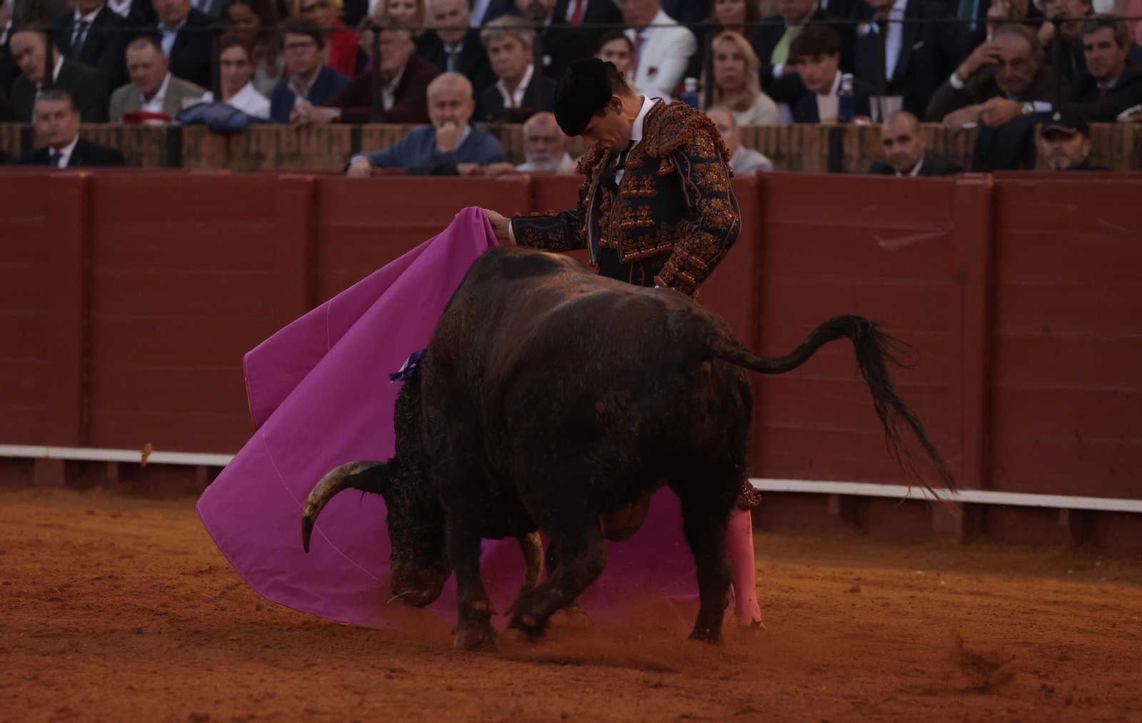 Las imágenes de los toros en Sevilla con Morante de la Puebla, José María Manzanares y Talavante