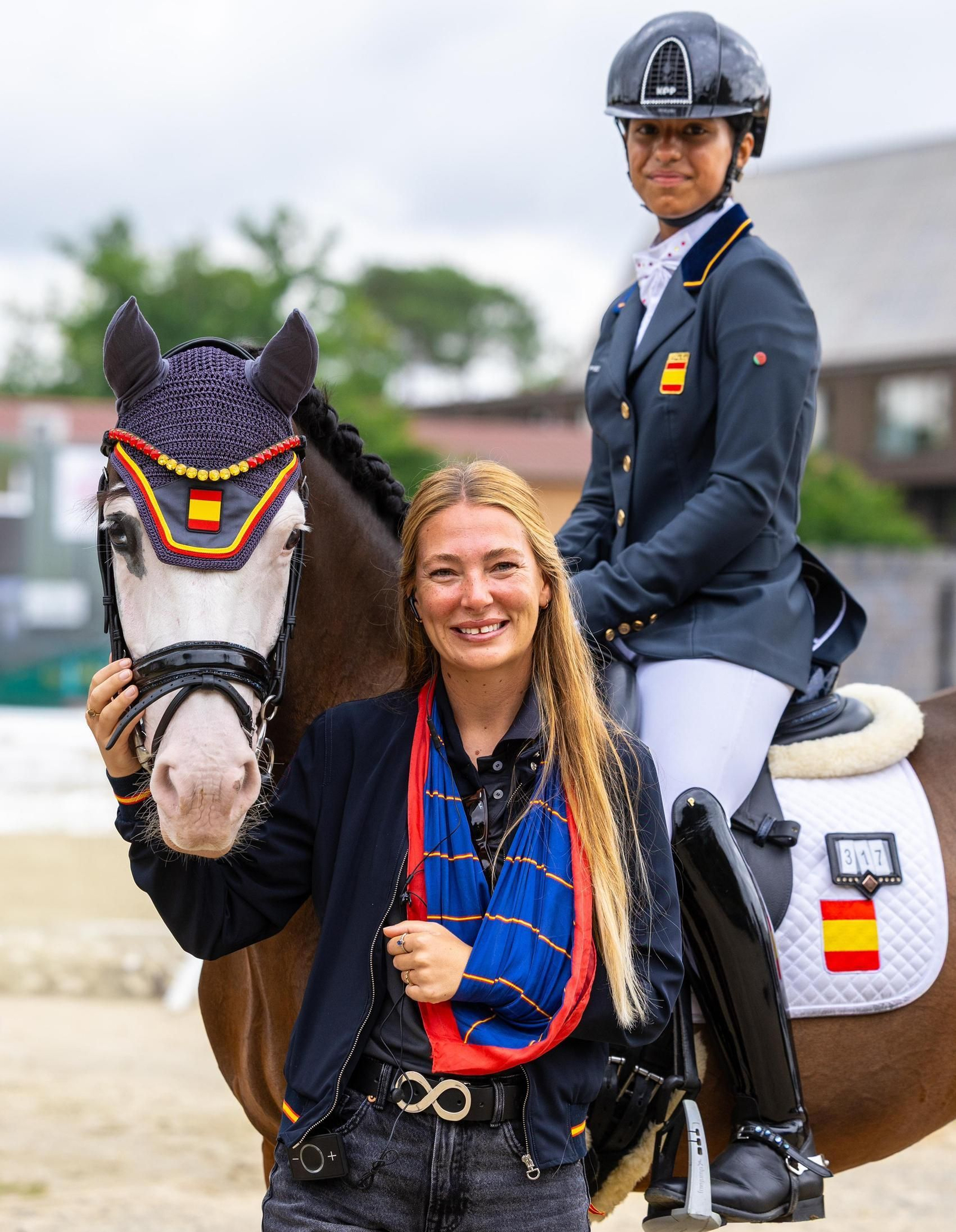 Carla Visquert con Eva Calvache, su entrenadora y fundadora del ClubPony Almería.