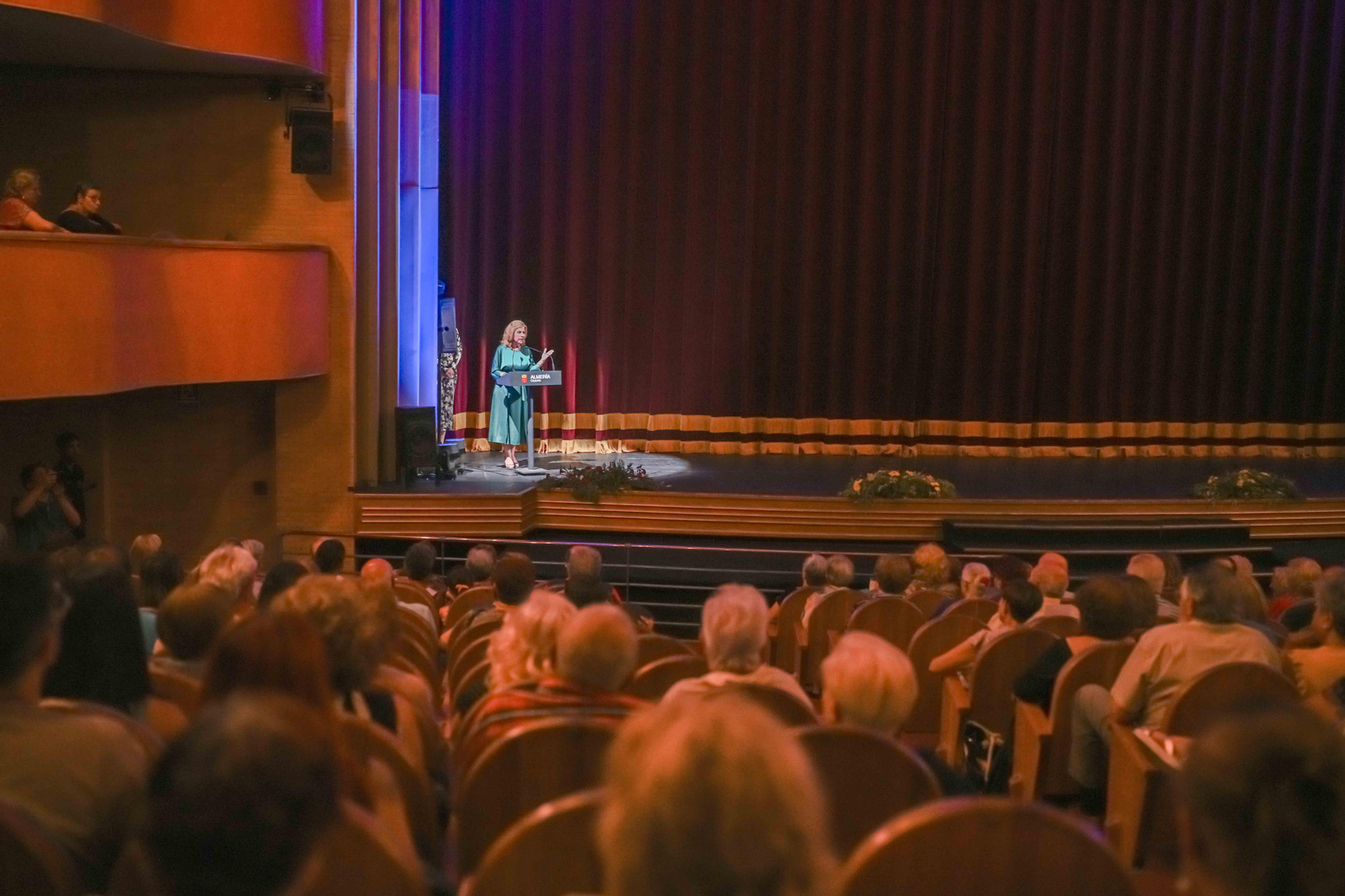 Imágenes de la gala de clausura de los talleres de mayores de Almería