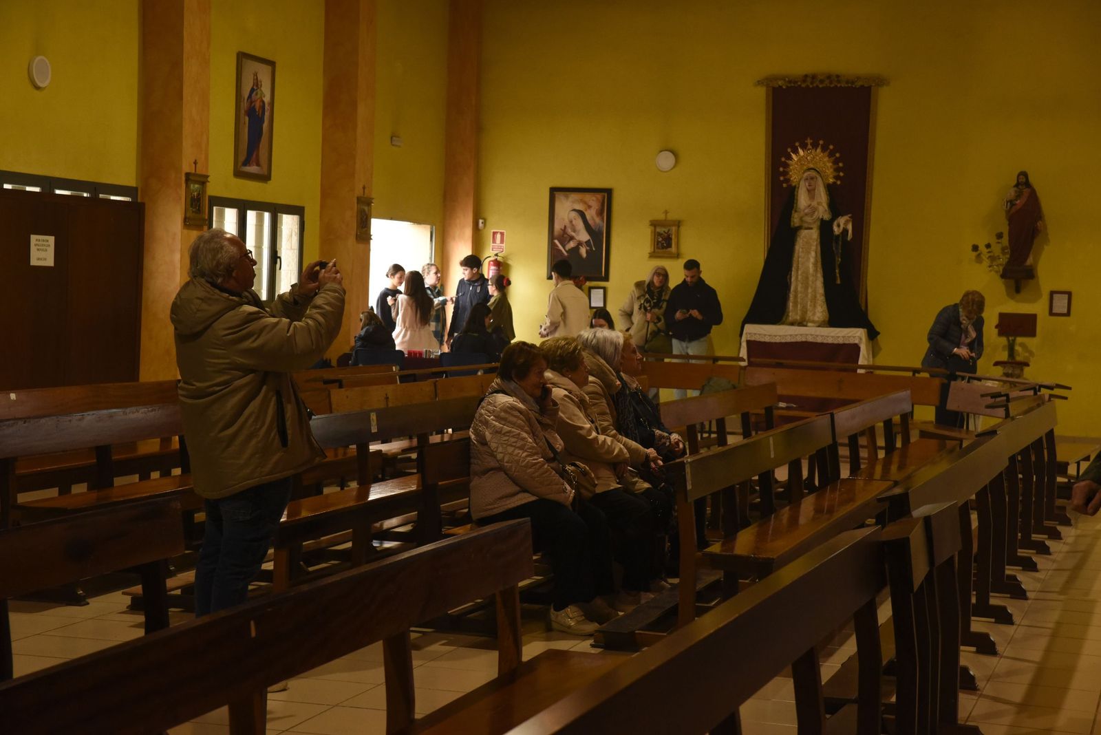 Las fotos del besapié del Medinaceli en la iglesia de Santiago de La Línea