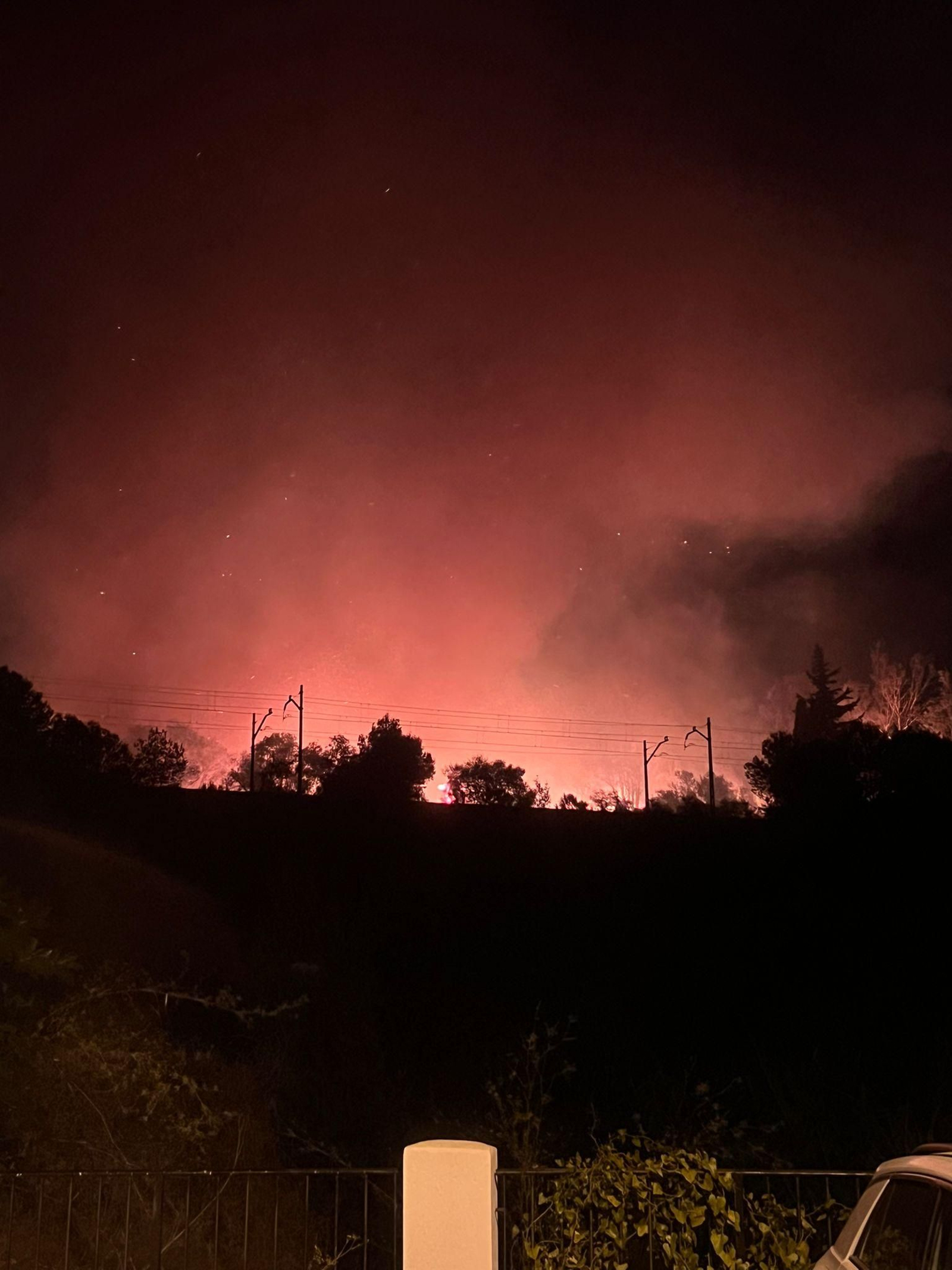 El incendio en Benalmádena que ha obligado a desalojar a un centenar de vecinos, en imágenes