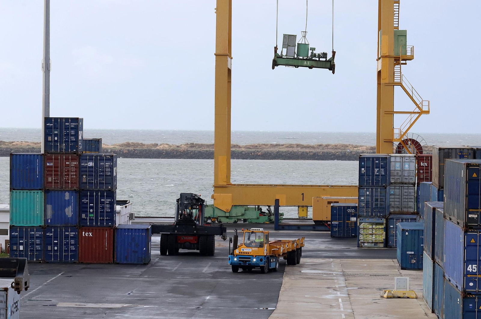 Movimiento de contenedores en las instalaciones del Muelle Sur del Puerto de Huelva.