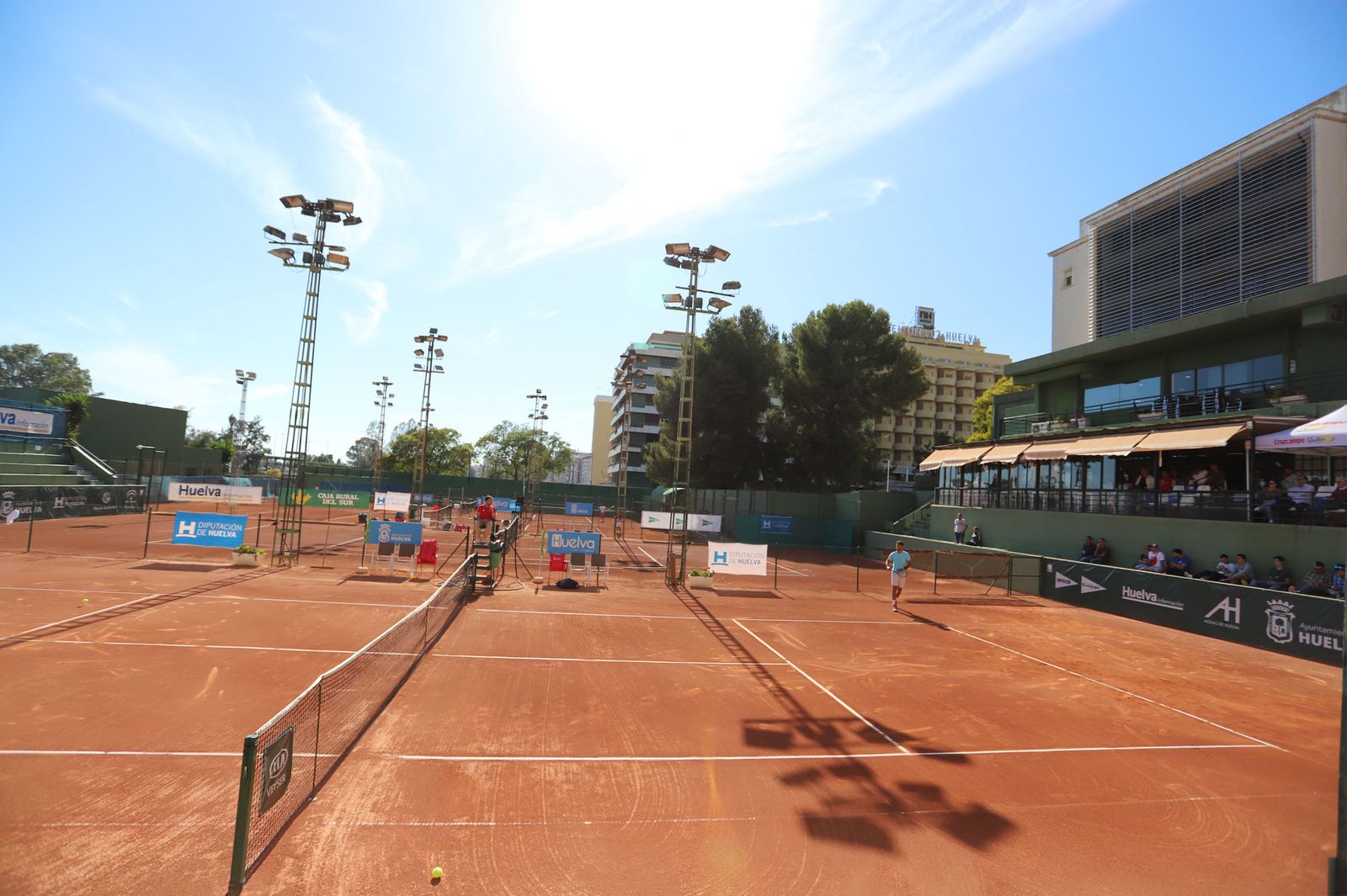 Las pistas del Real Club Recreativo de Tenis de Huelva no verán la Copa en junio.