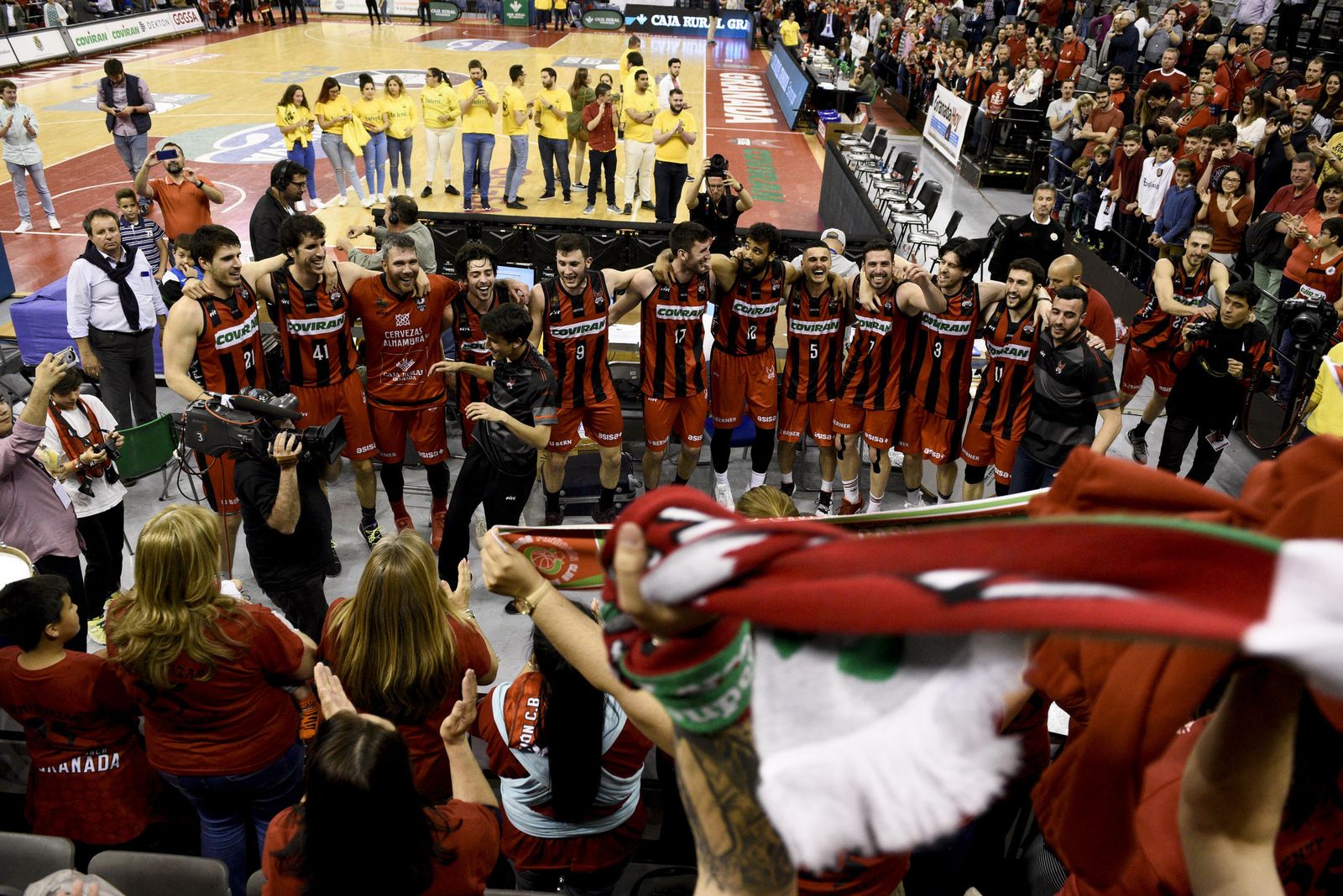 La plantilla nazarí celebra su pase a los play off con sus más incondicionales