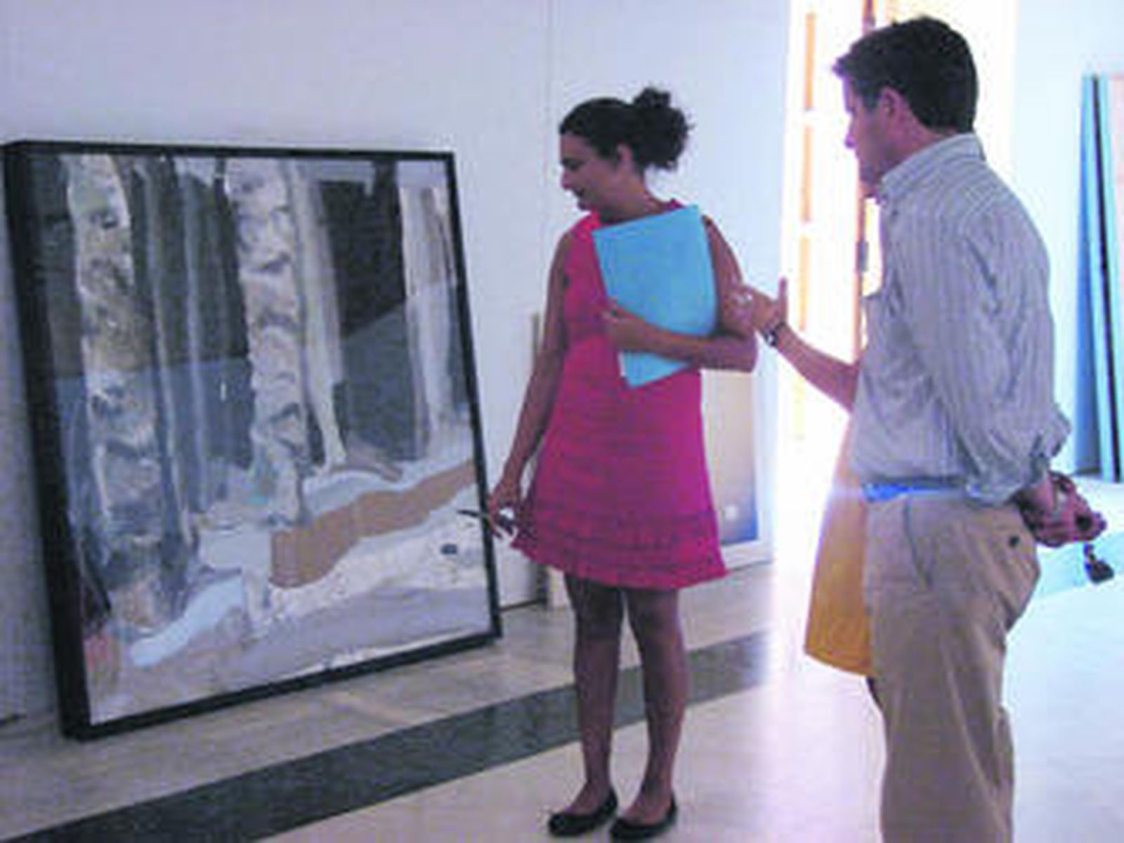 El alcalde de Gibraleón, Juan Serrato, observa la obra ganadora del certamen.