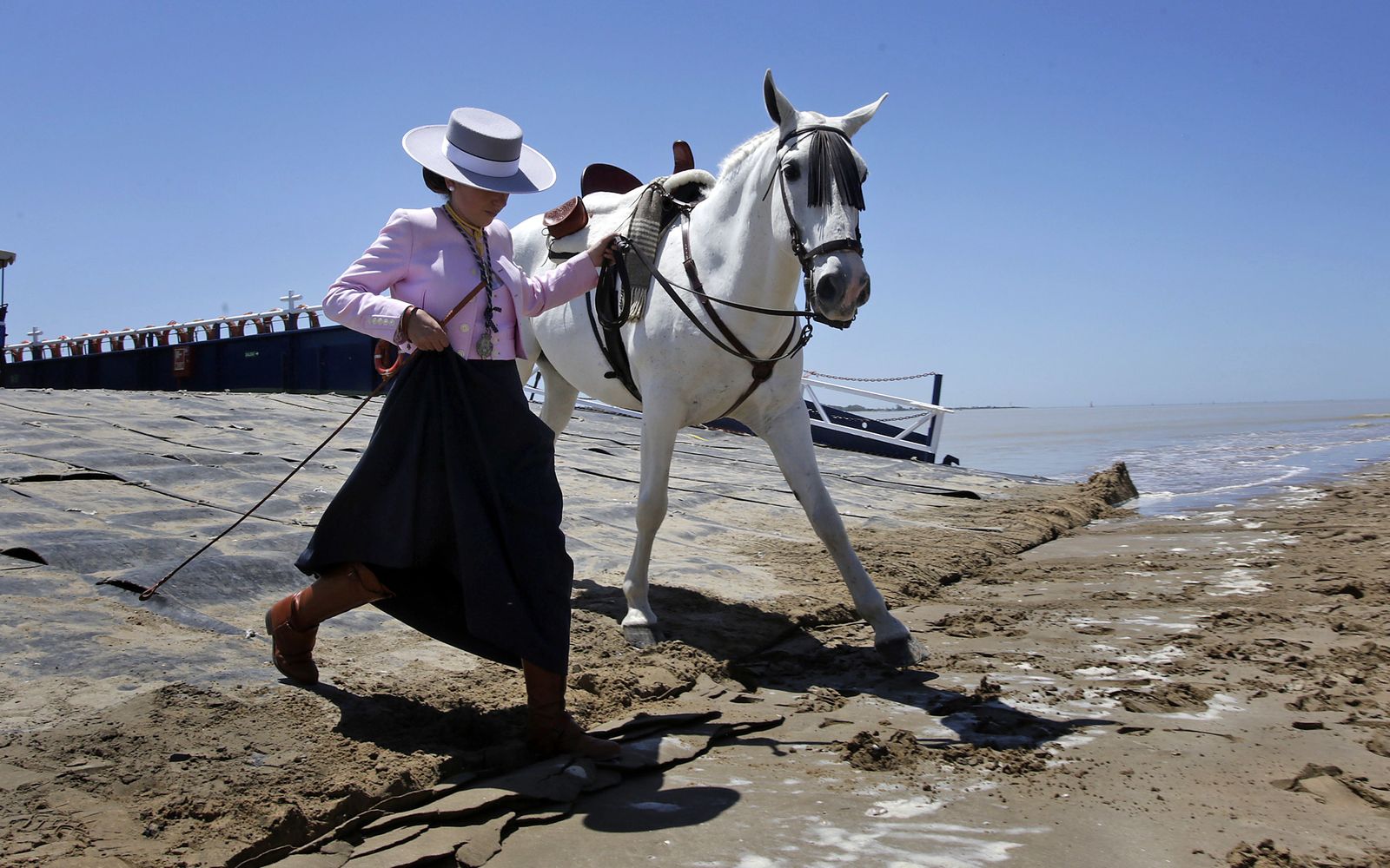 Las primeras hermandades gaditanas cruzan Bajo de Guía