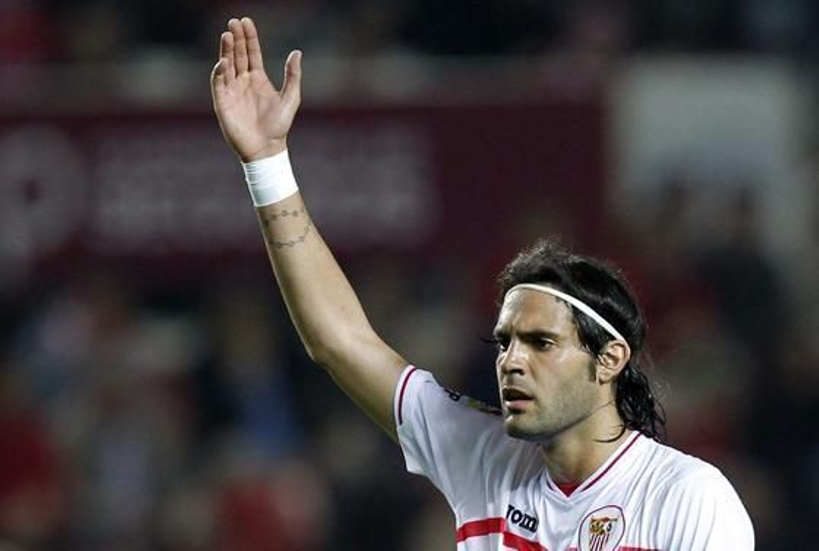 El Sevilla celebra la vuelta de Sergio Sánchez a los terrenos de juego con el pase a las semifinales de Copa del Rey ante el Villarreal (3-0). / Reuters