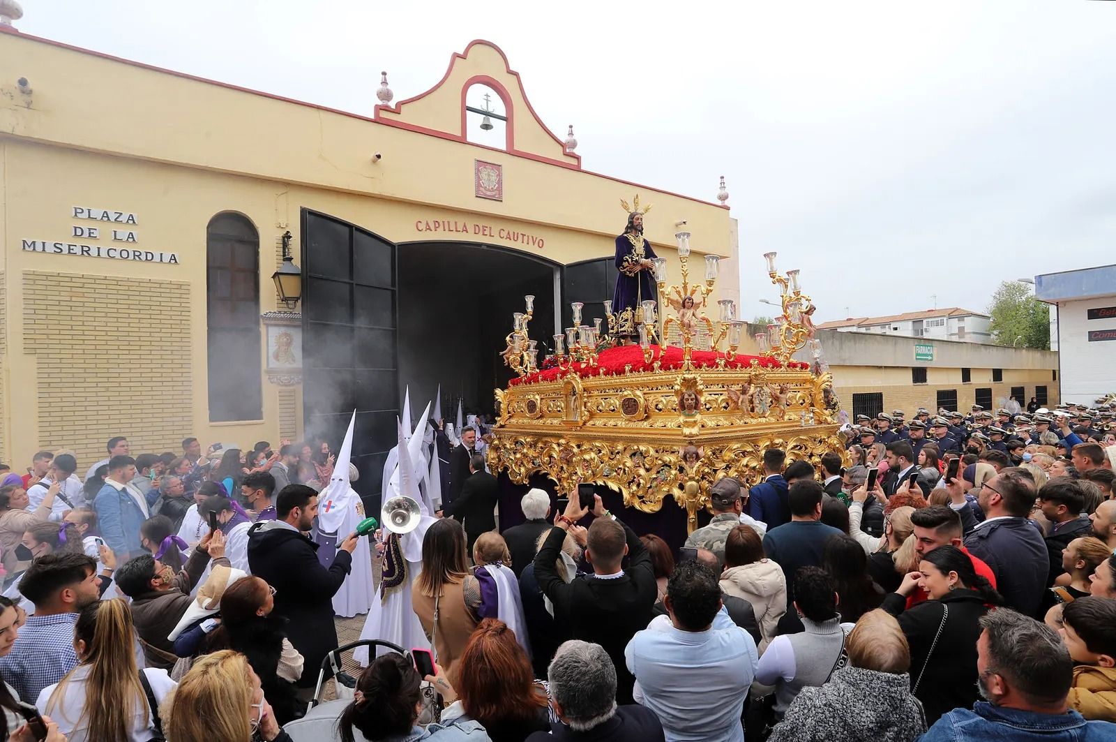 Santo Cristo Cautivo saliendo de su capilla.
