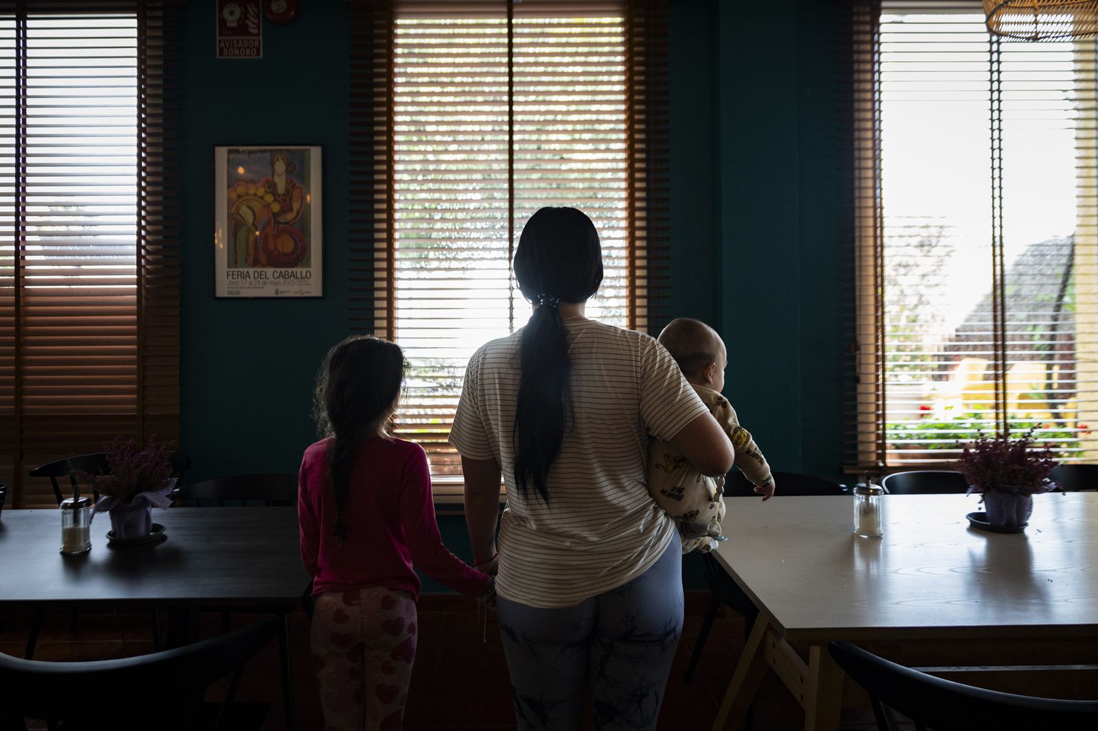Marta, vecina de Lomopardo, y sus dos pequeños en el Hotel Ibis.