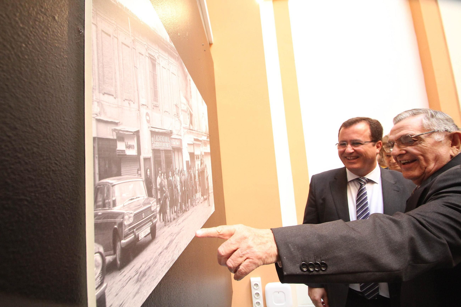 Martín Cartaya durante la inauguración de una exposición de fotografías en el Ayuntamiento con el entonces delegado de Fiestas Mayores, Juan Carlos Cabrera.