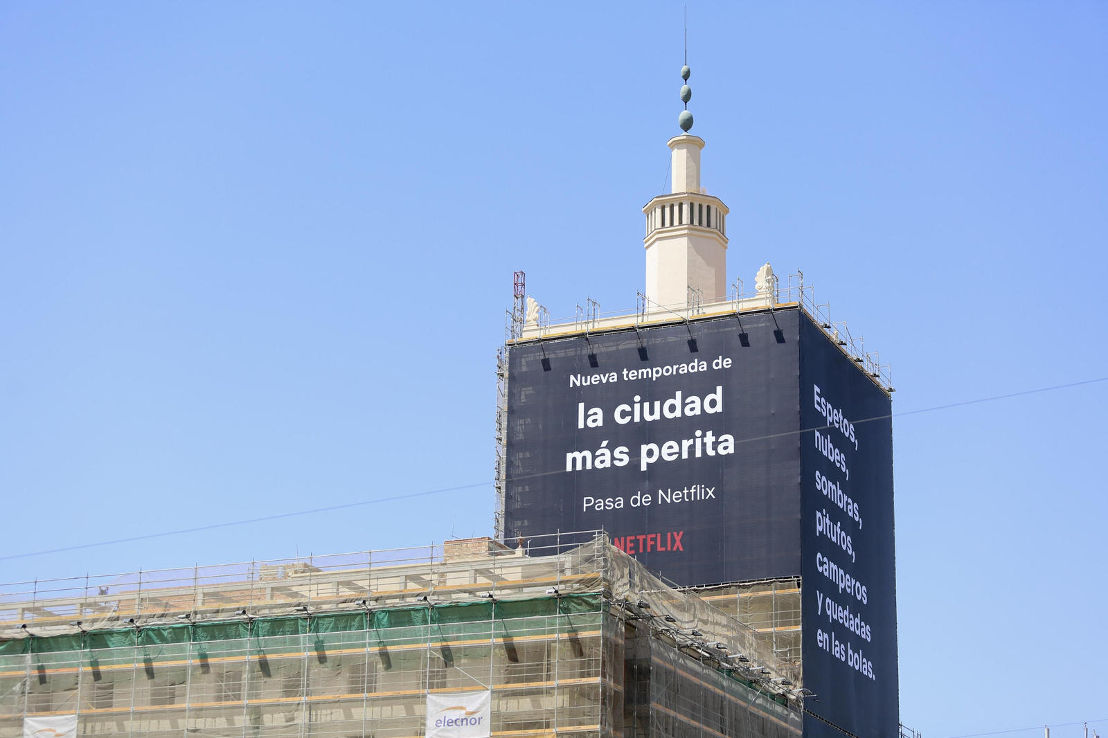 Las fotos de La Equitativa de Málaga, 'vestida' con Netflix