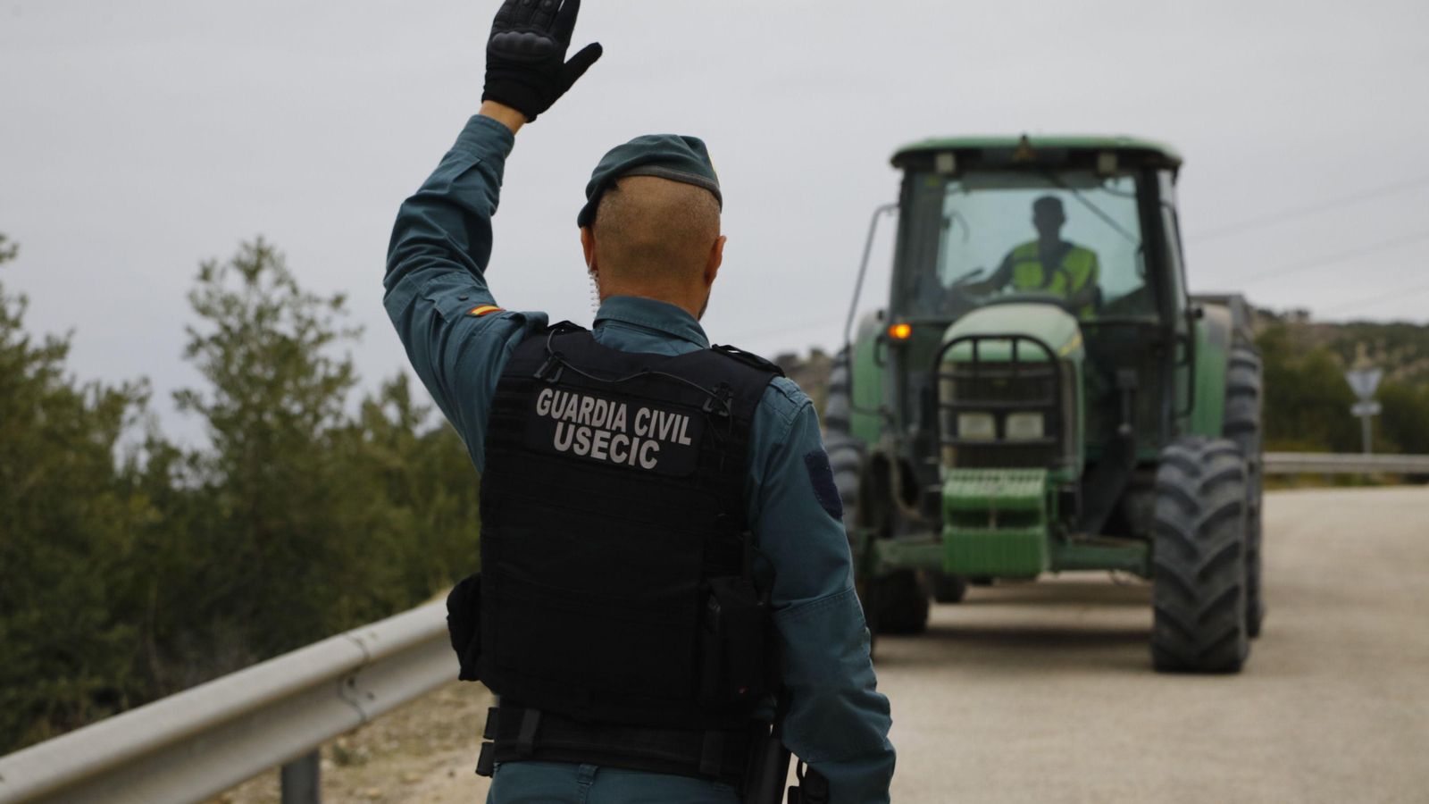 Un guardia Civil para a un tractor. Un guardia Civil para a un tractor.