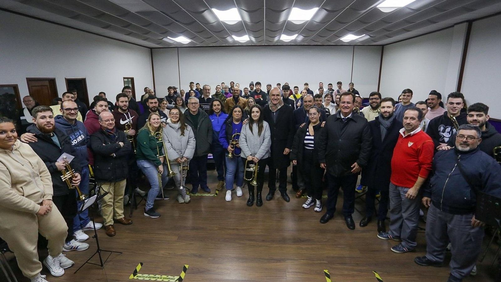Representantes municipales en un ensayo de bandas