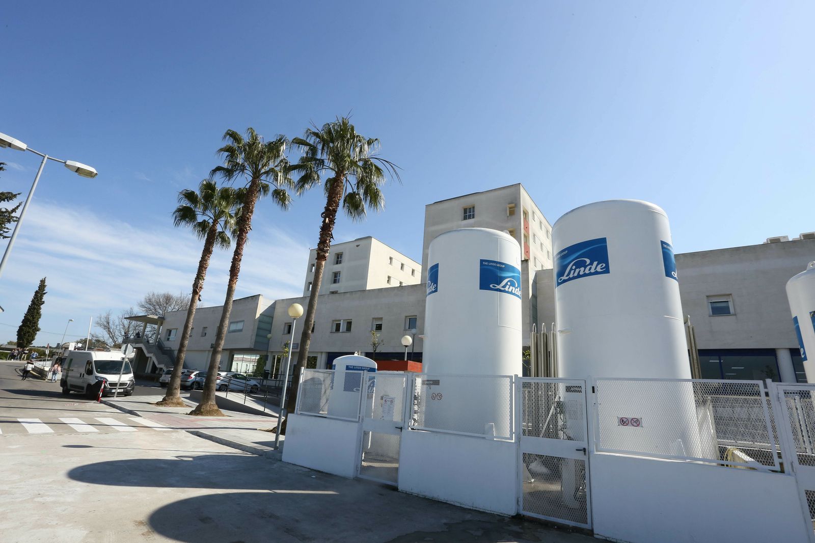 Imagen de los edificios del hospital de Jerez, desde los aparcamientos laterales.