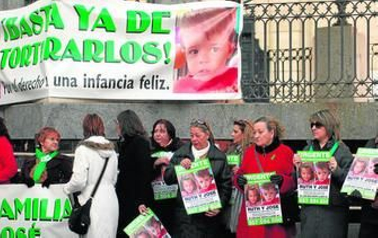 Como cada jueves, ayer la Plaza de Las Monjas fue punto de encuentro para el recuerdo de los pequeños desaparecidos.