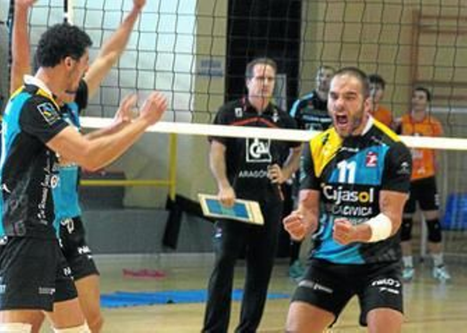 Mario Segura celebra un punto en el partido de liga ante el CAI en Teruel.