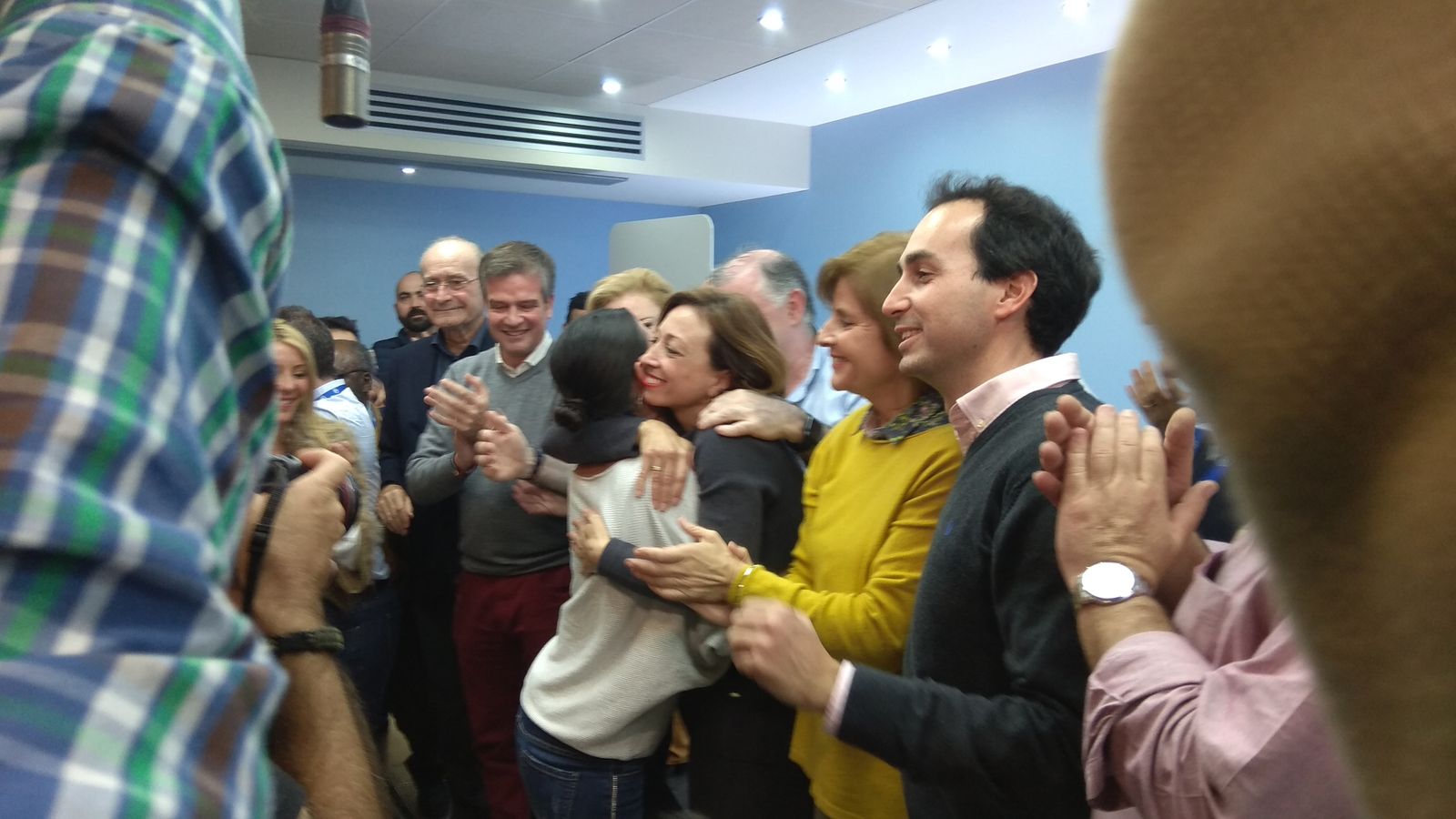 Navarro, junto a Oña y Ruiz, celebran los resultados en la sede del PP
