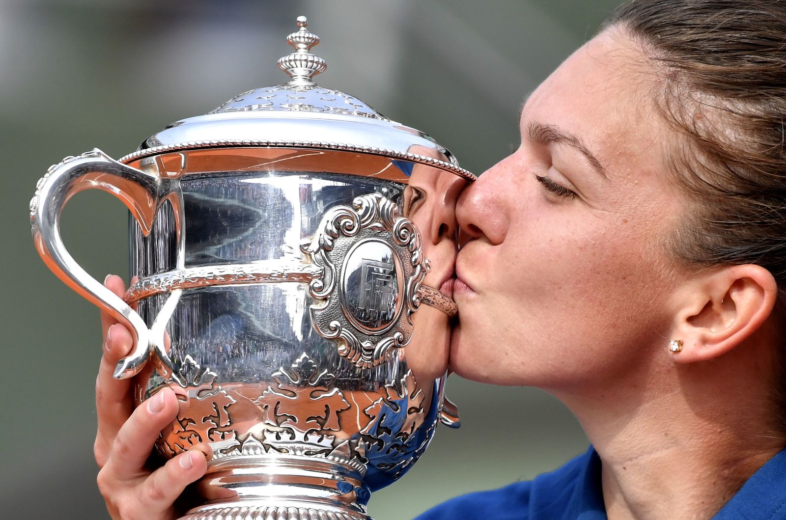 Halep besa el trofeo de Roland Garros.