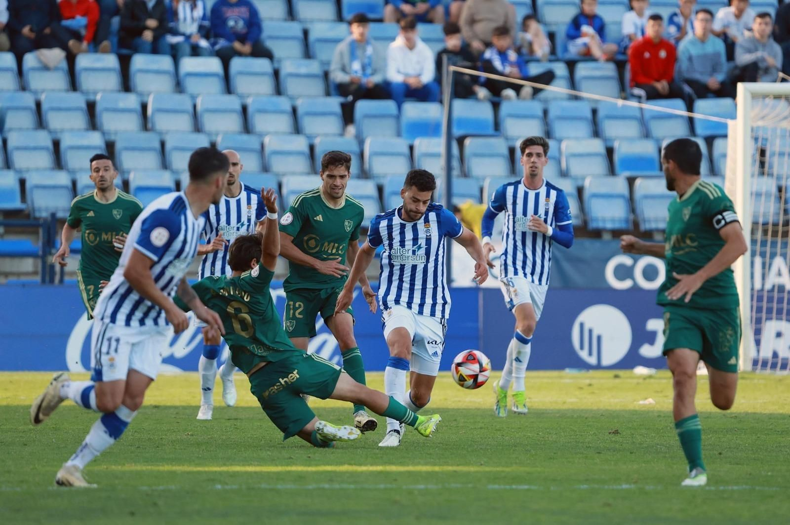 Rodri trata de llevarse un balón en una disputa con Luis Alcalde.
