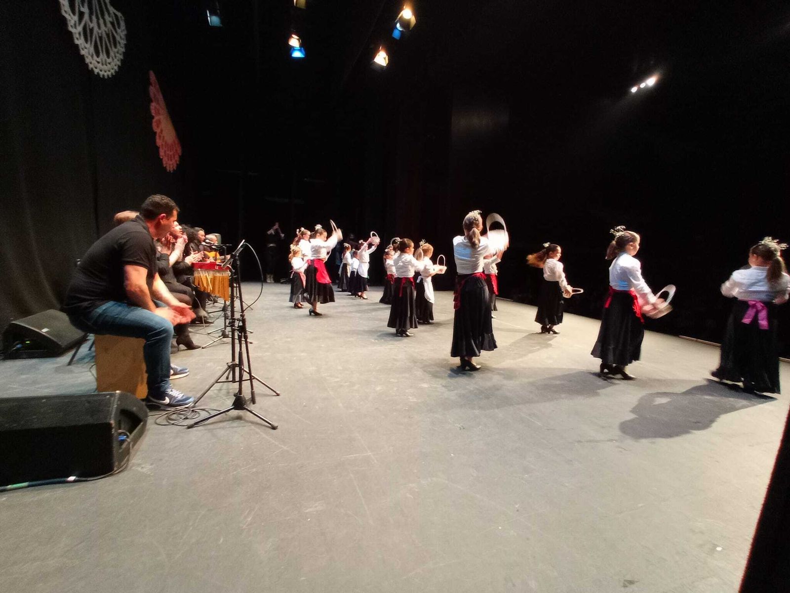 Una imagen de la exhibición de tanguillos en el teatro municipal Pedro Muñoz Seca.