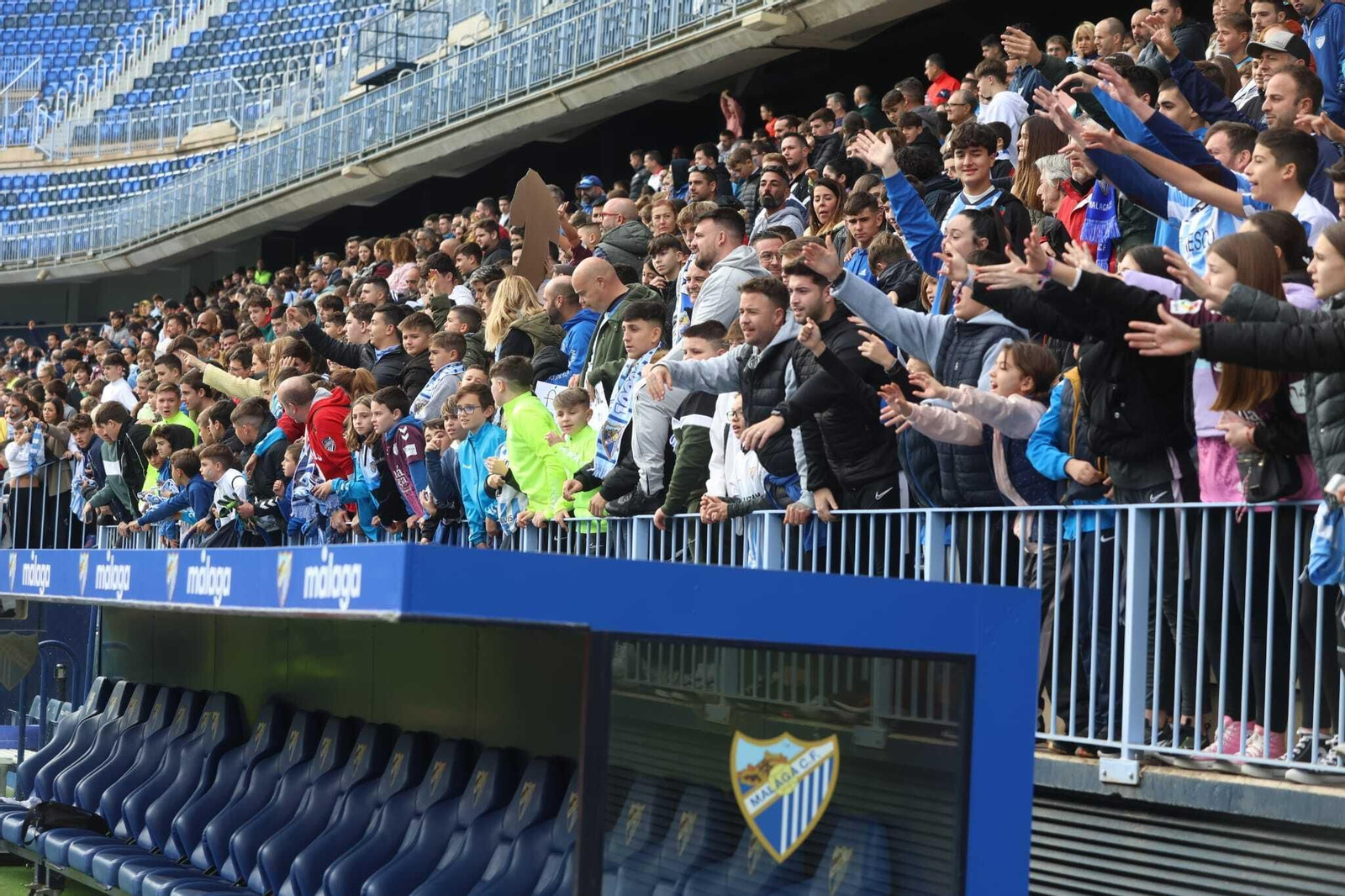 Miles de malaguistas apoyan al equipo en la víspera de Reyes