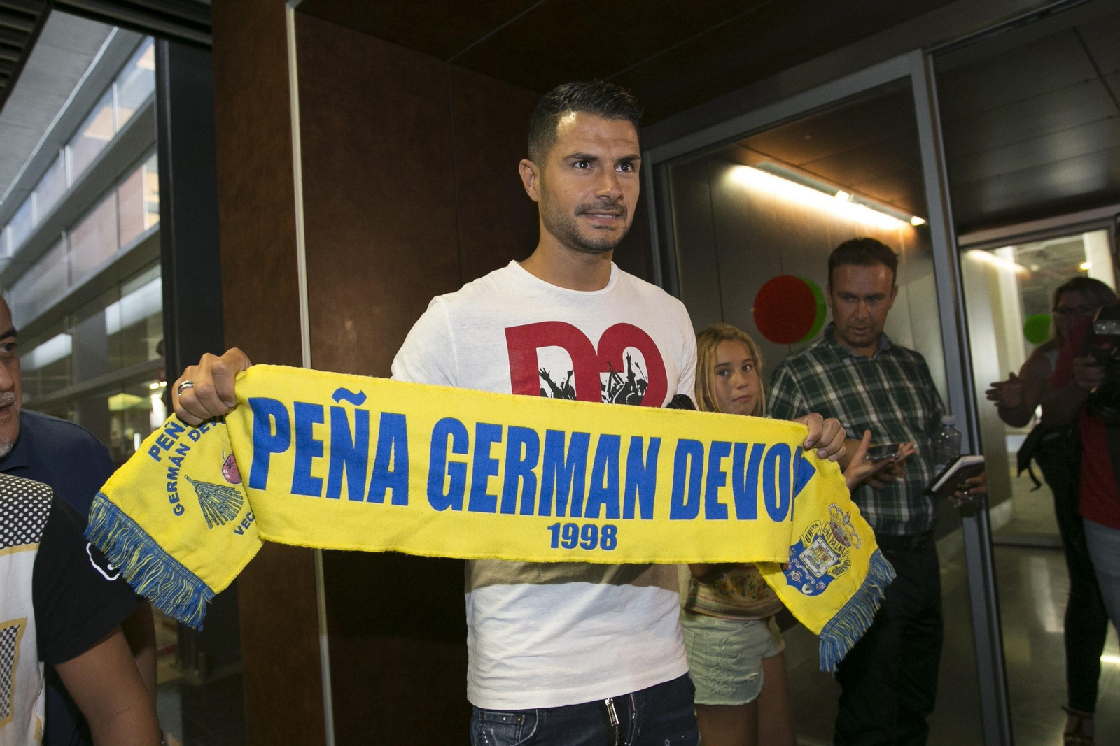 Vitolo posando como jugador de Las Palmas de nuevo
