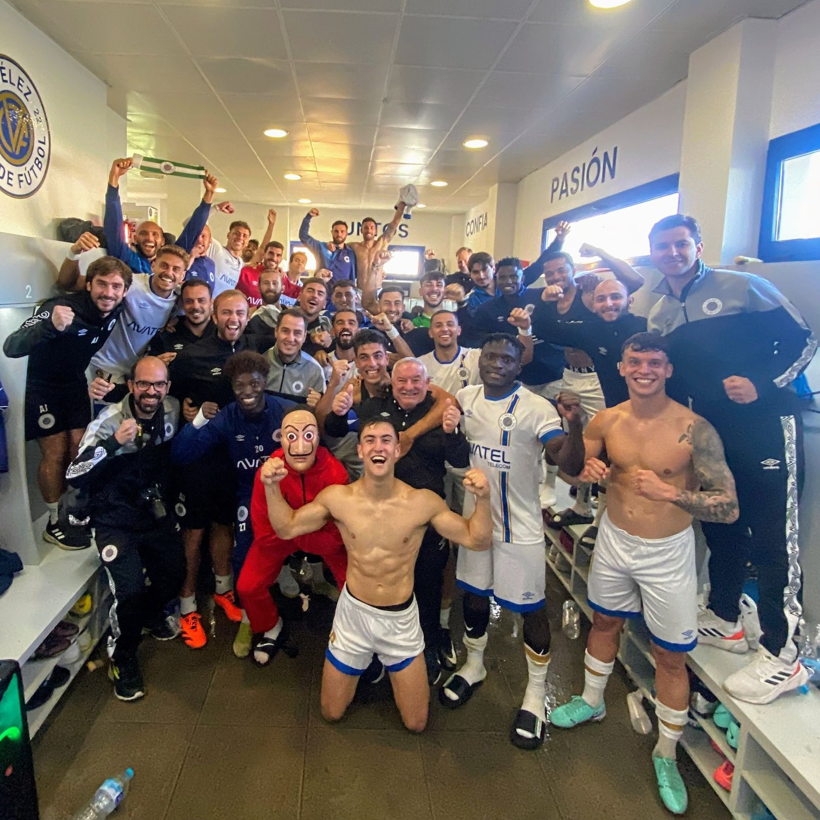 Celebración del Vélez en el vestuario