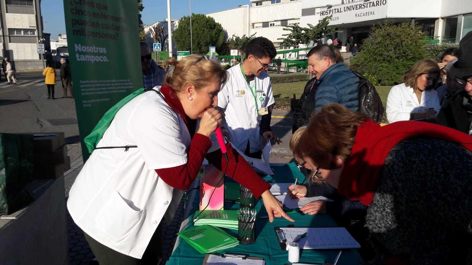 Enfermeras recogen firmas en el entorno del Hospital Macarena.