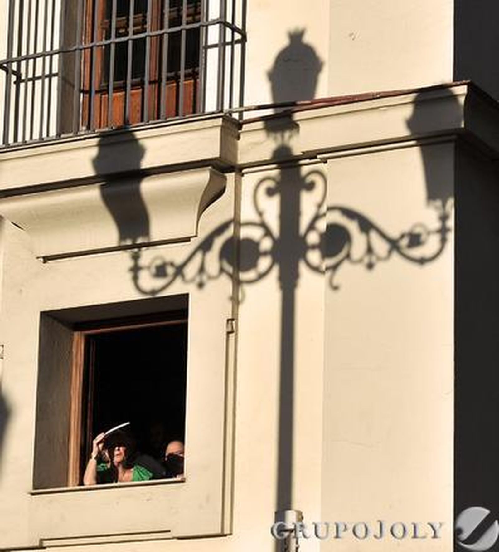 Sevillanos miran desde sus ventanas a la virgen. 

Foto: Juan Carlos Vázquez