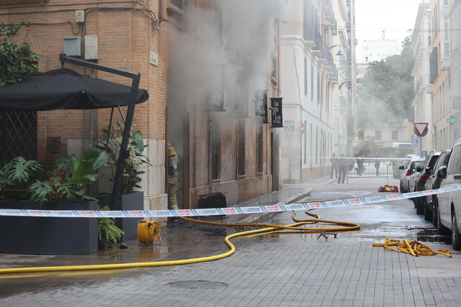 Bomberos apagan el incendio del restaurante de Málaga, en imágenes