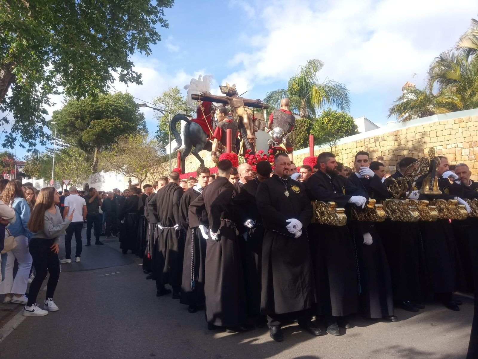 Devoción al Crucificado el Jueves Santo en Marbella, en imágenes
